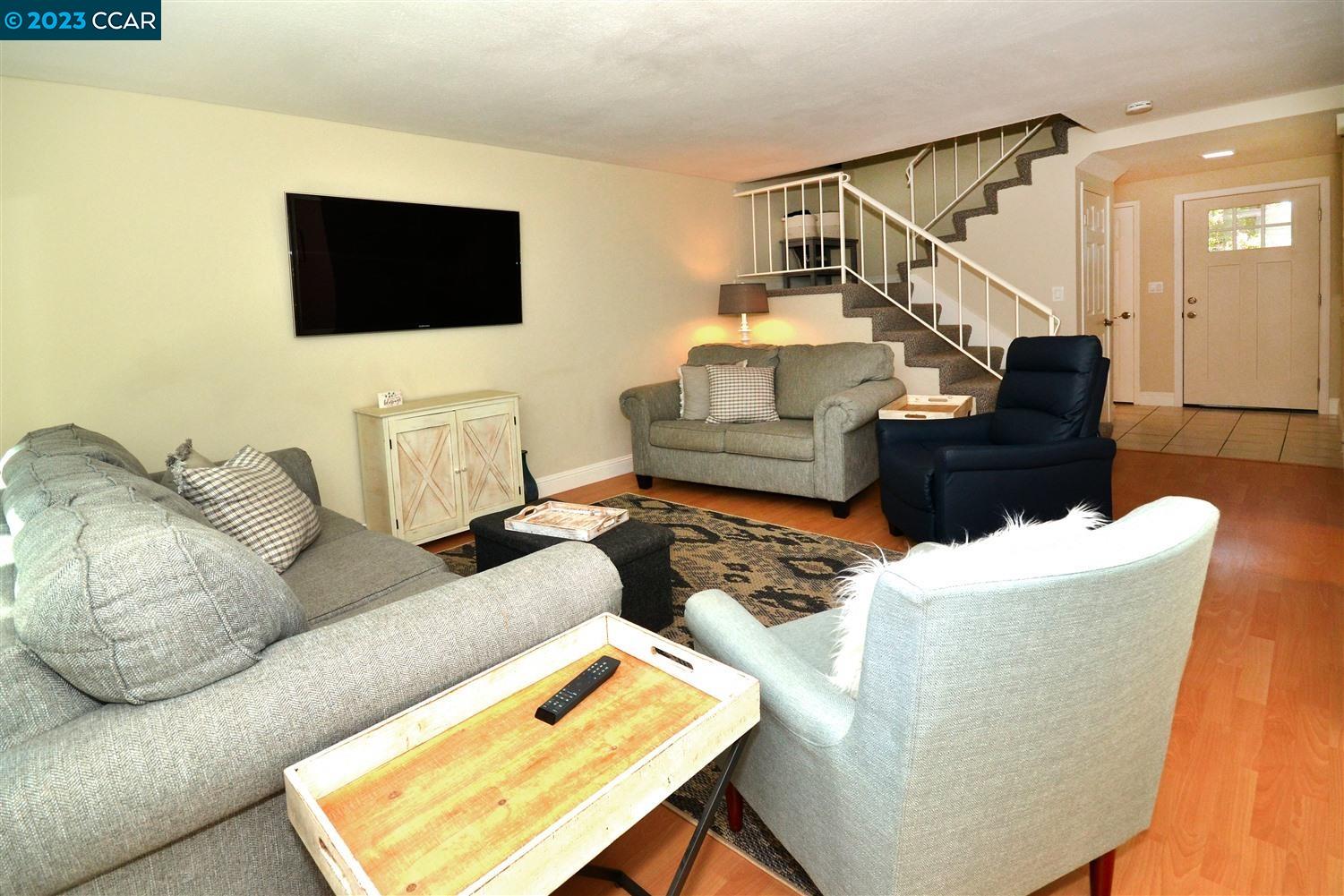 76 Fountainhead Ct
