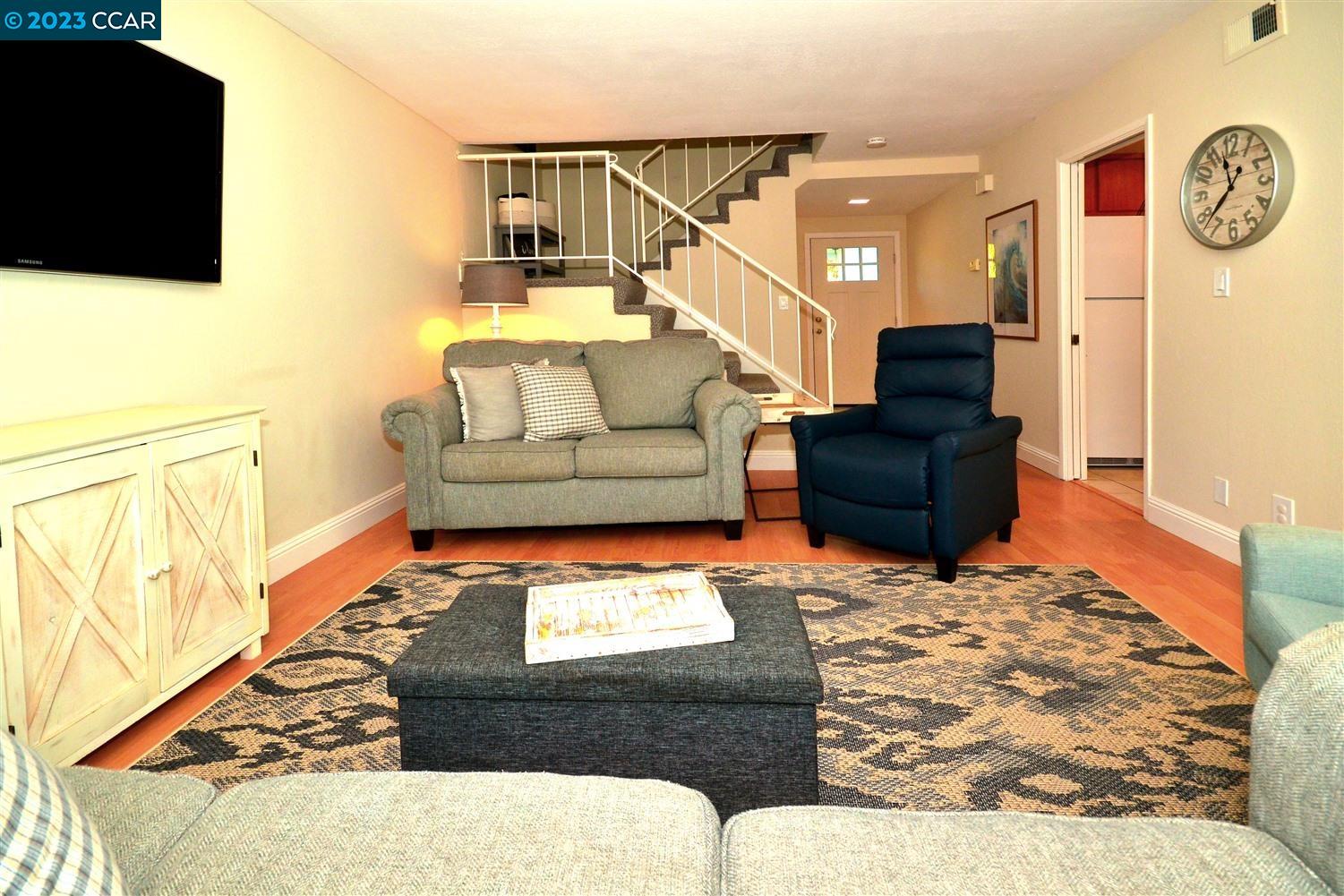 76 Fountainhead Ct