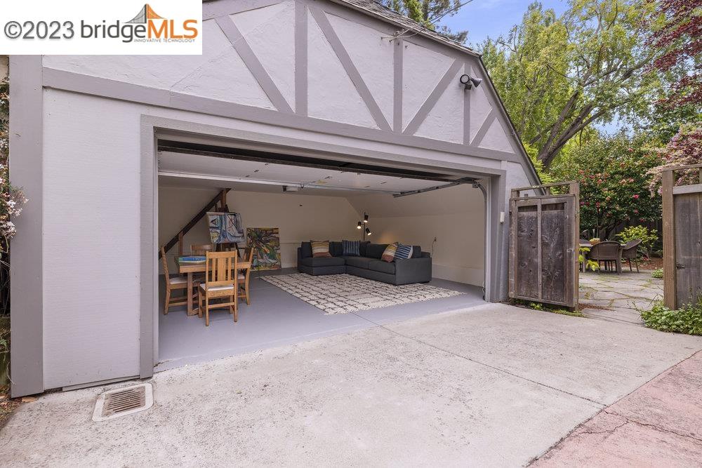 1221 Trestle Glen Road