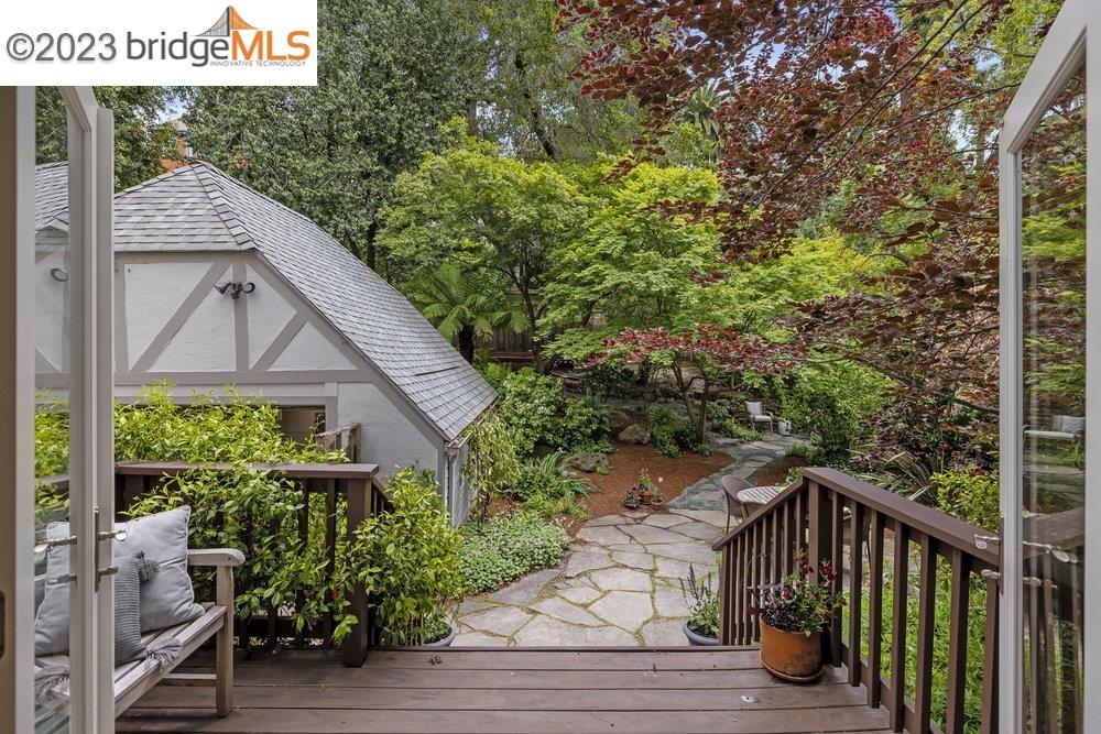 1221 Trestle Glen Road