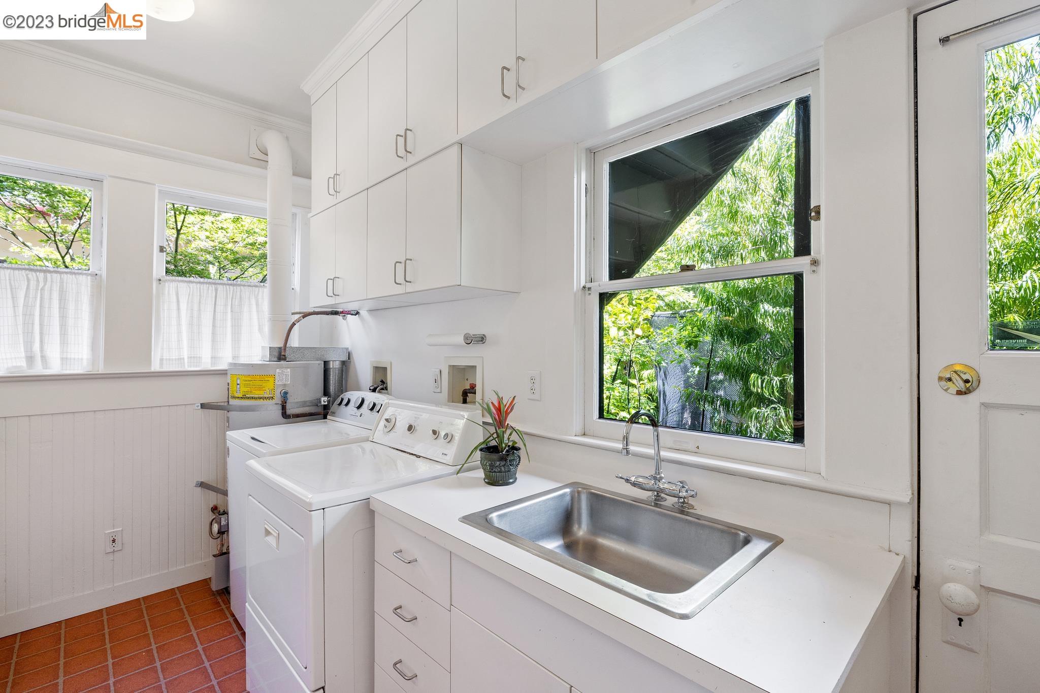 2827 Piedmont Ave