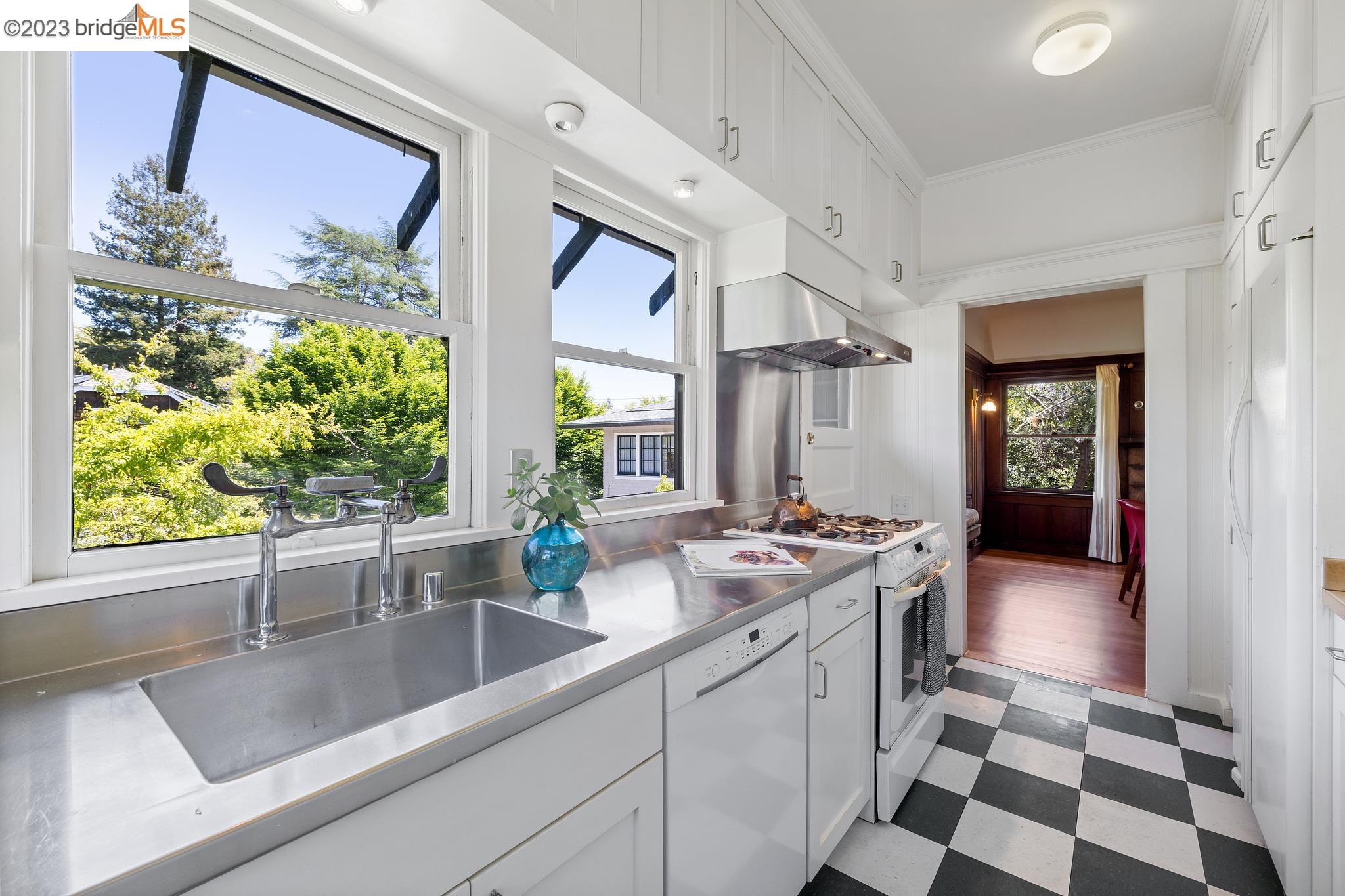 2827 Piedmont Ave