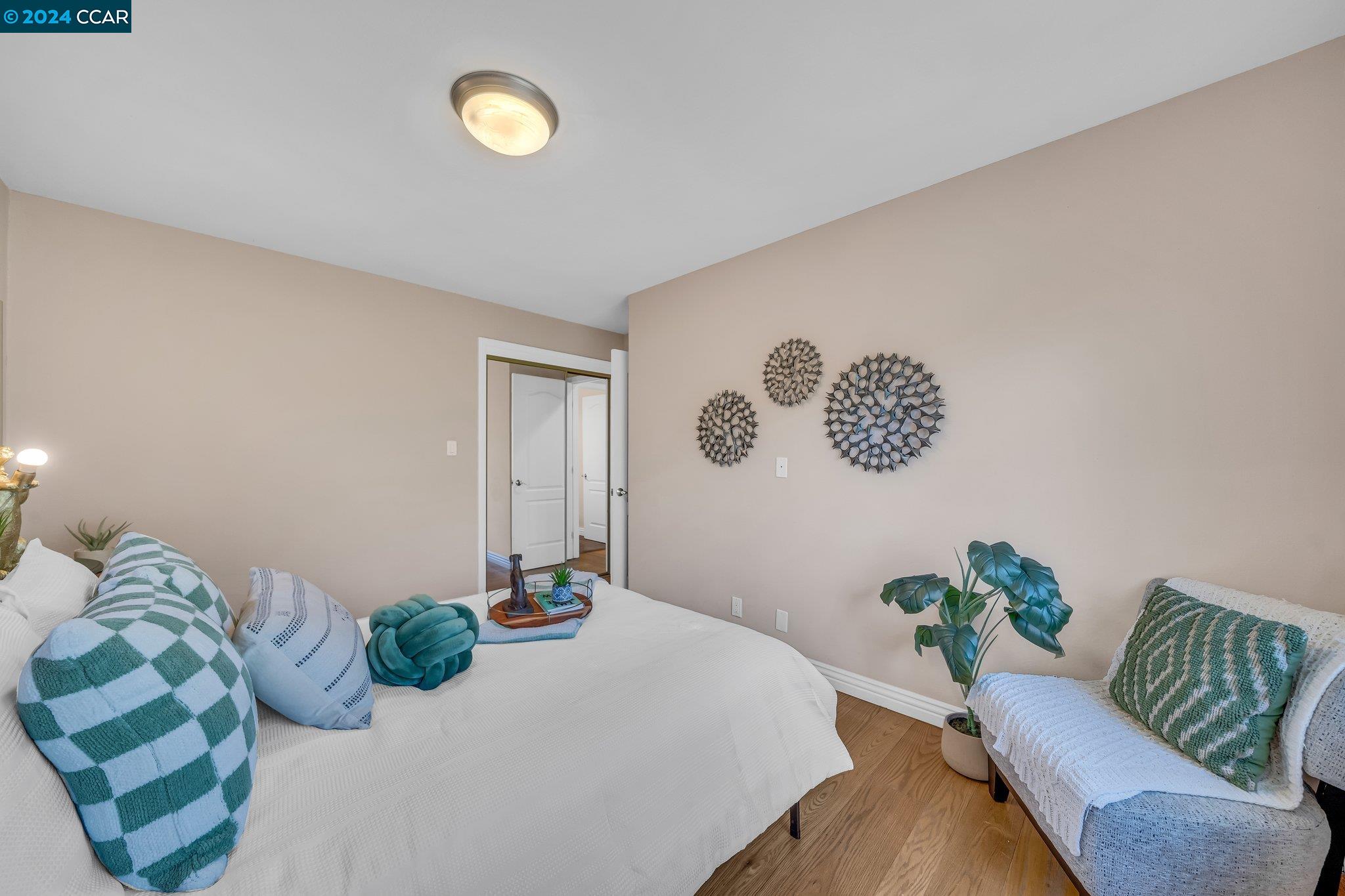 1084 Via Roble