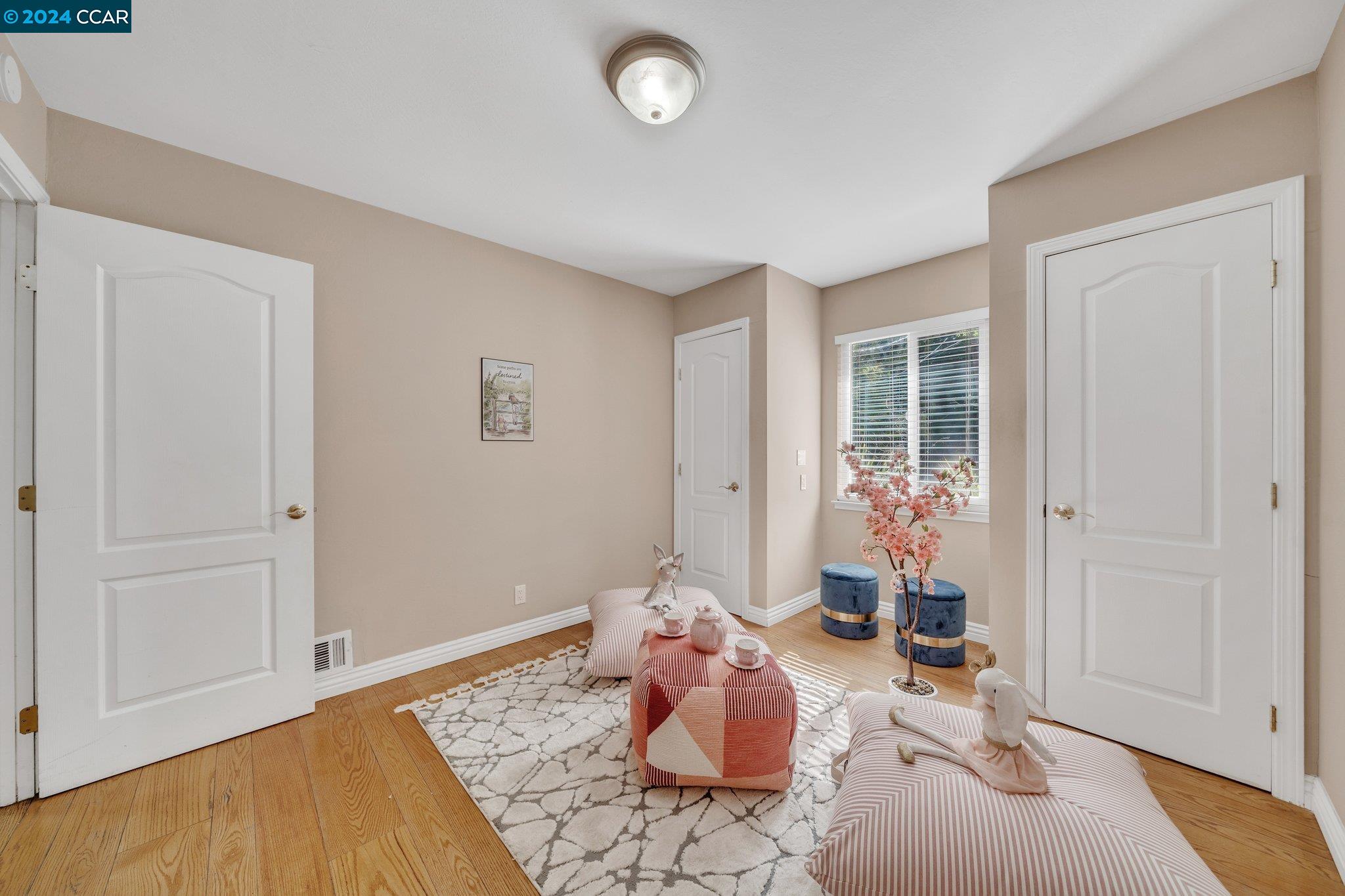 1084 Via Roble