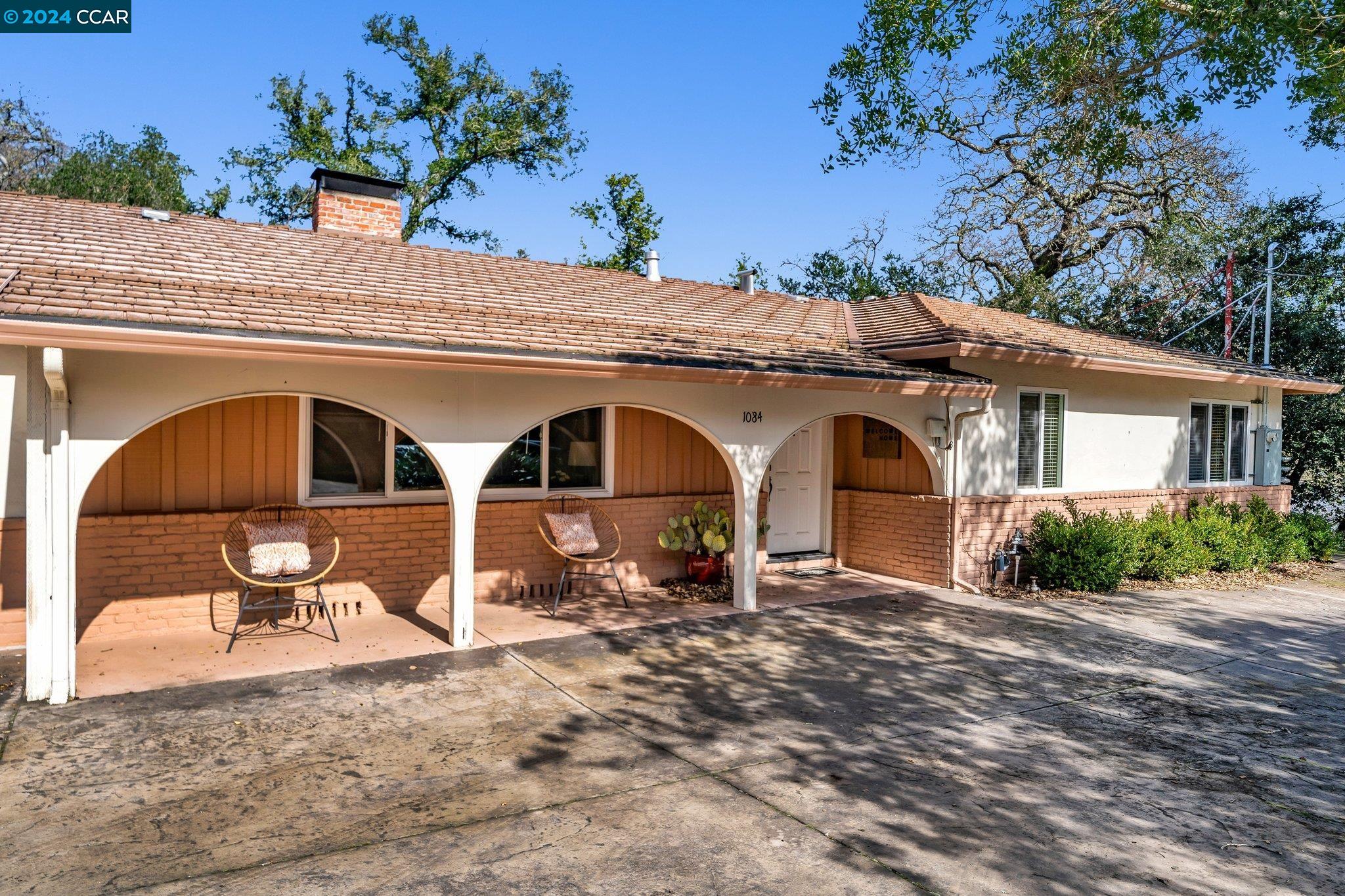 1084 Via Roble