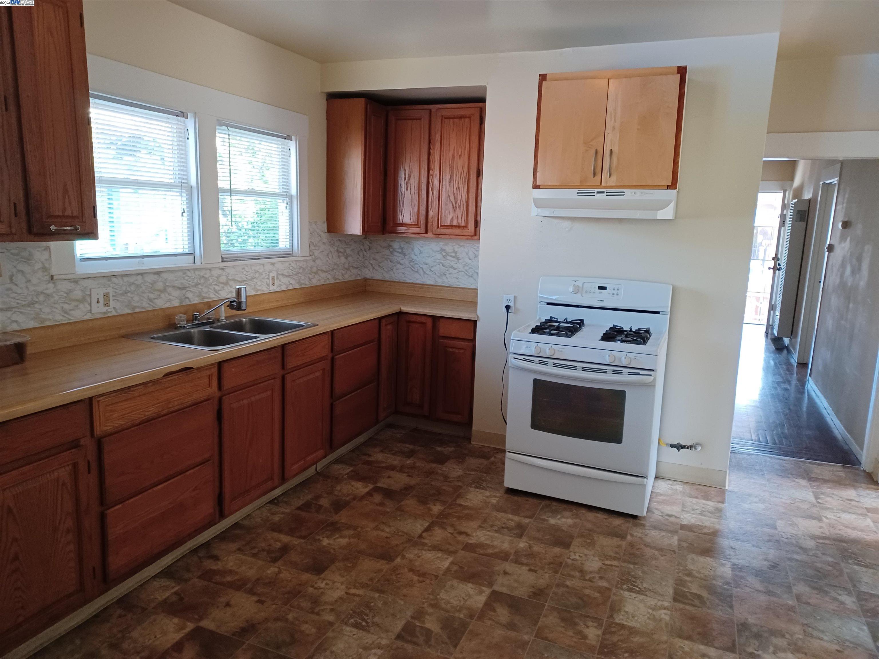 7007 Lockwood, Oakland