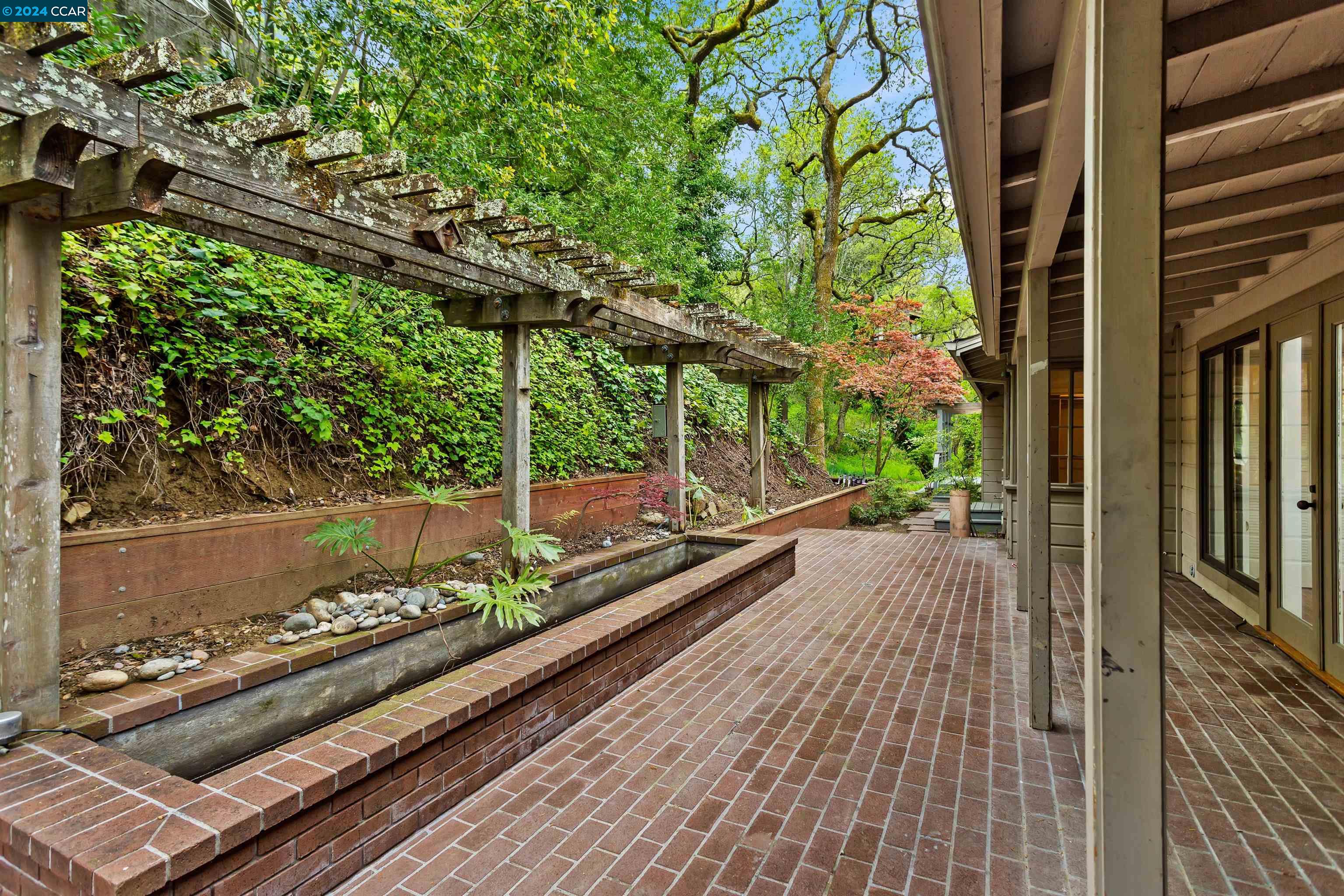 8 MOUNTAIN VIEW PLACE