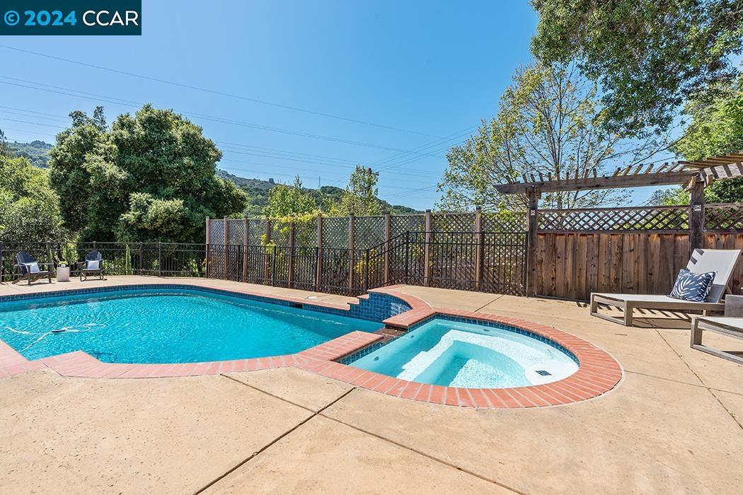 2 Hacienda Cir