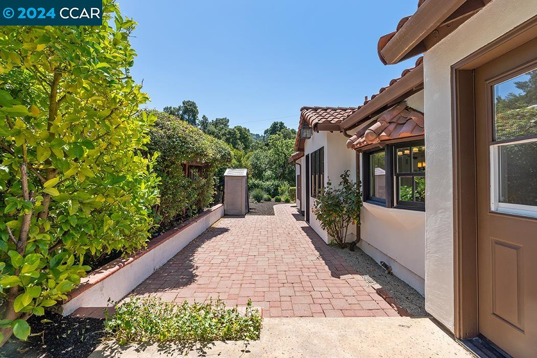 2 Hacienda Cir