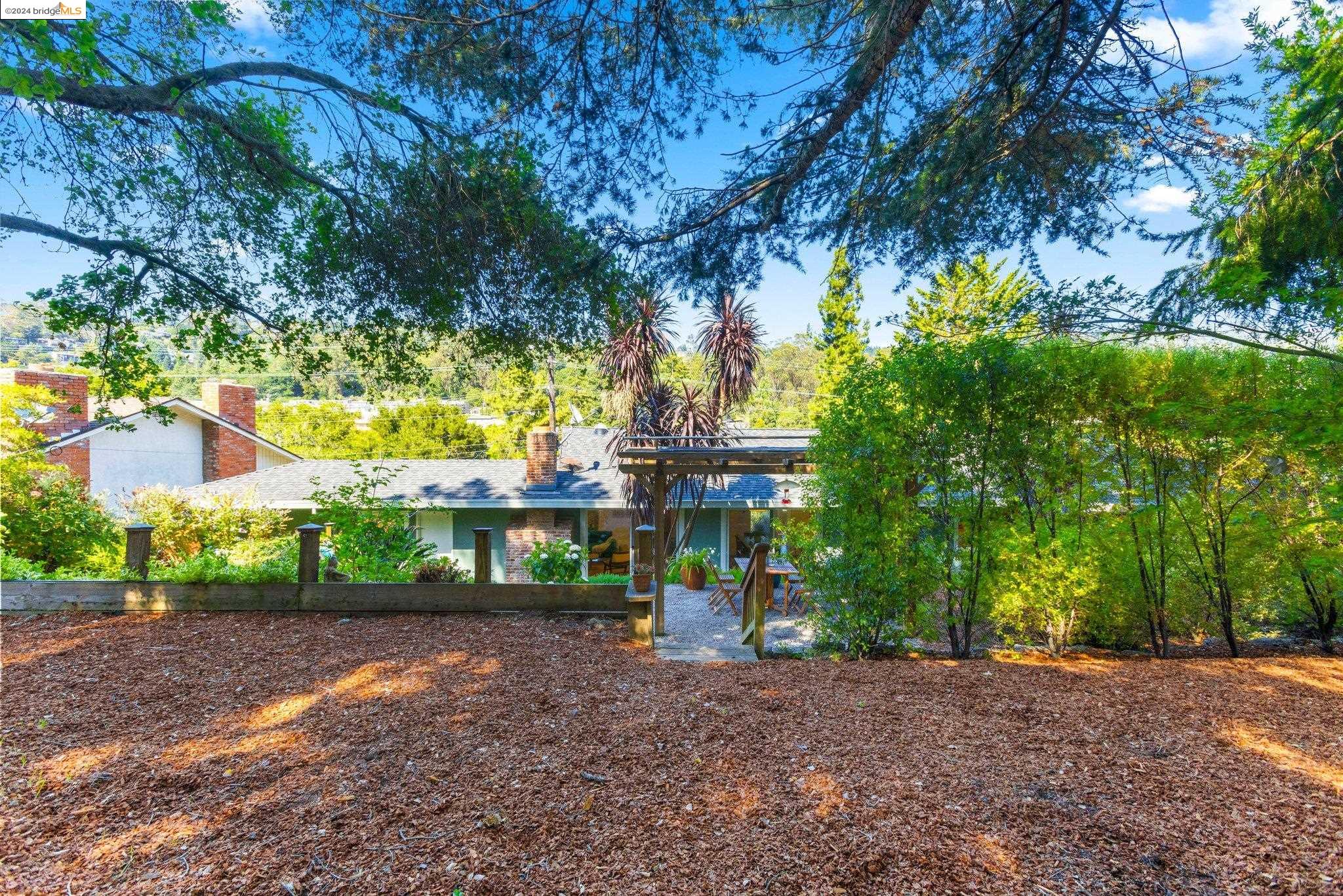 2133 Trafalgar Pl