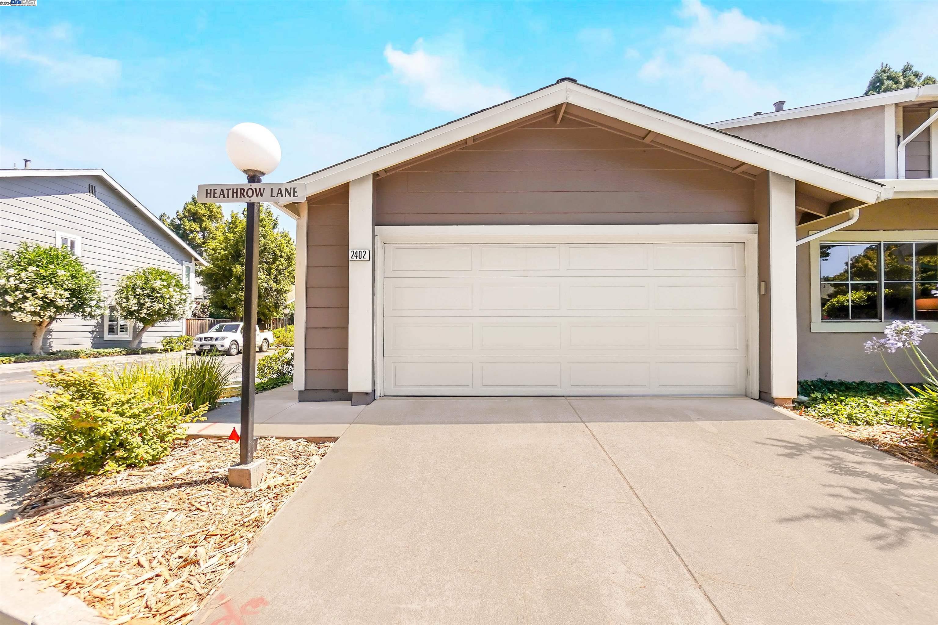 2402 Heathrow Ln