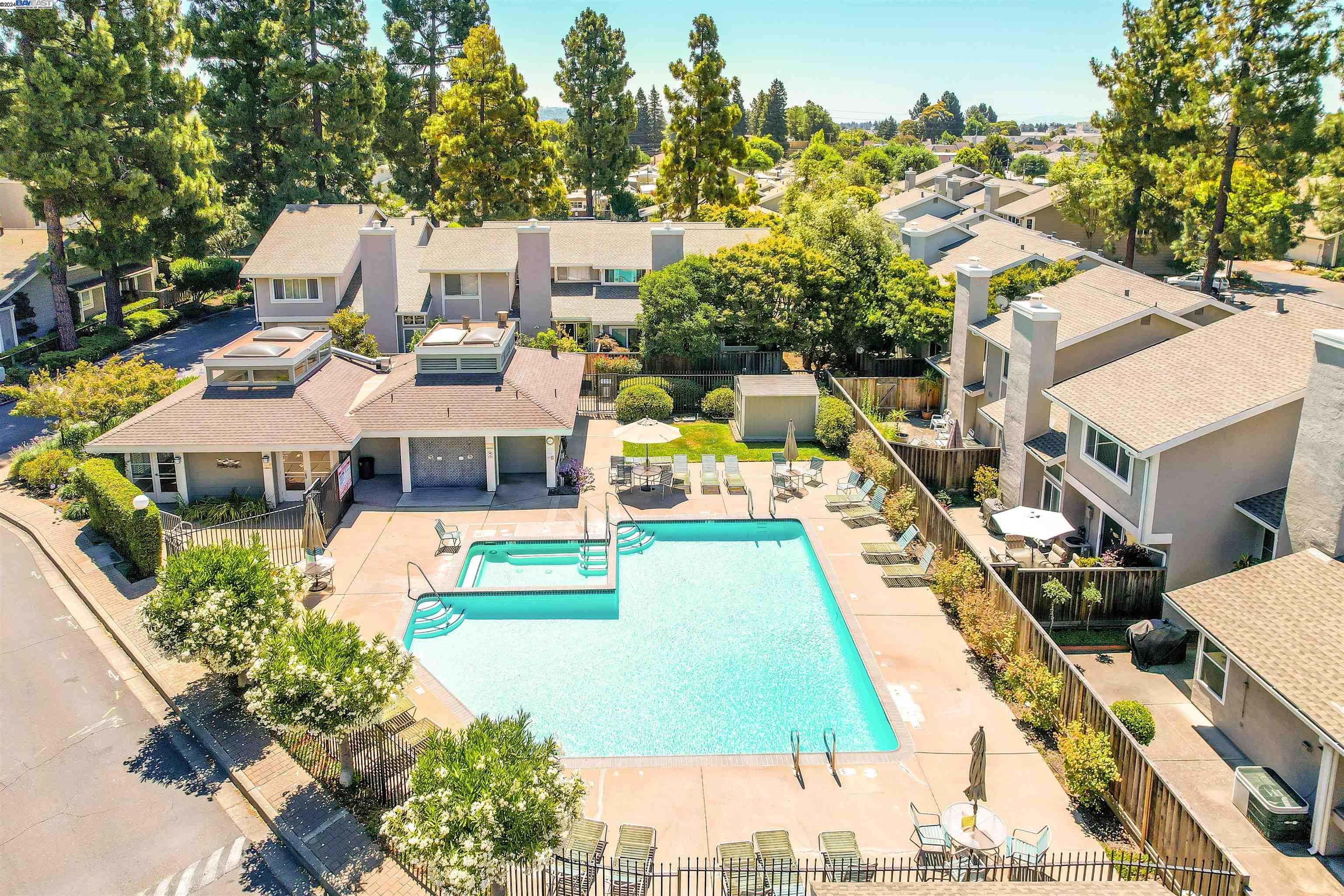2402 Heathrow Ln