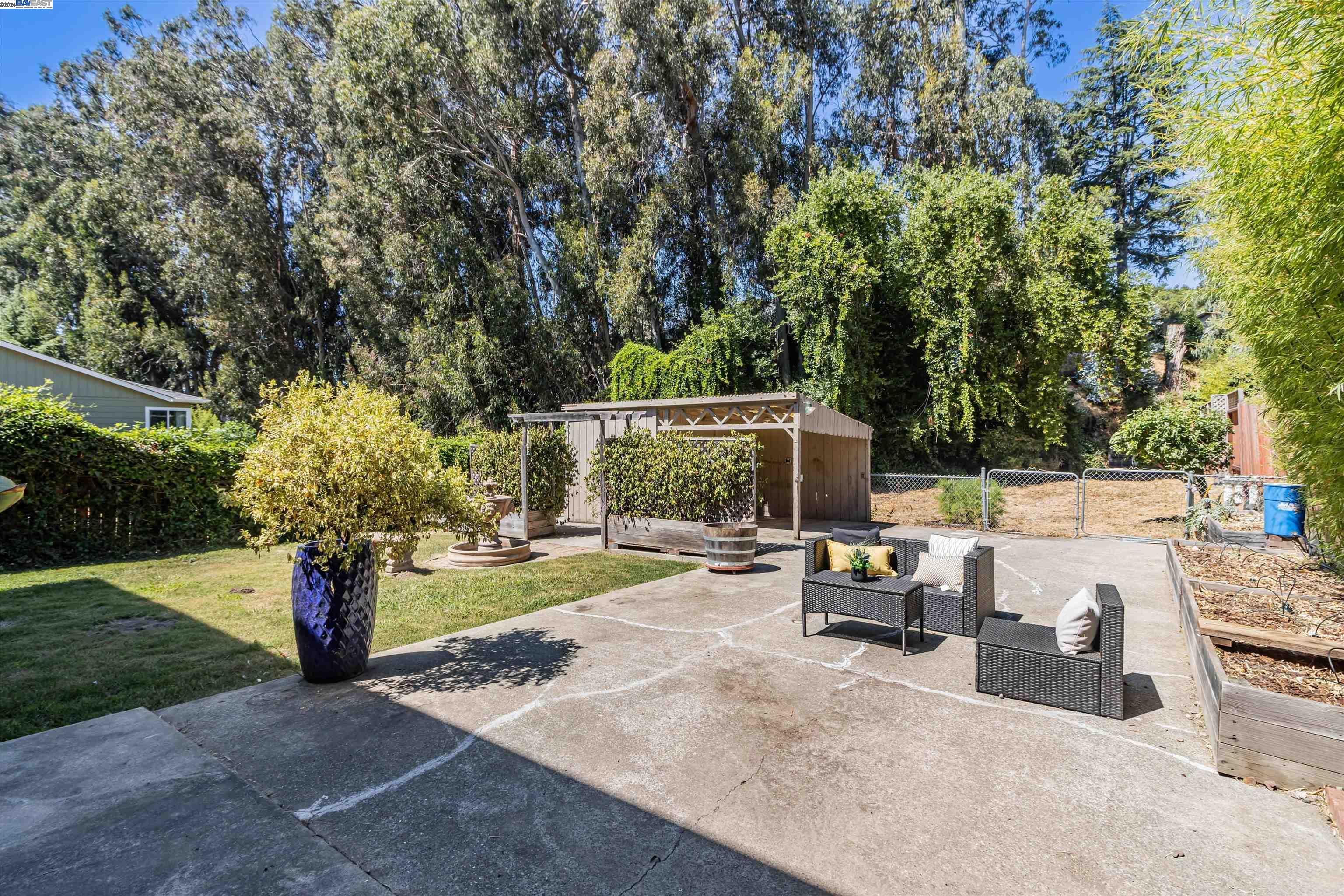 3949 Norton Ave