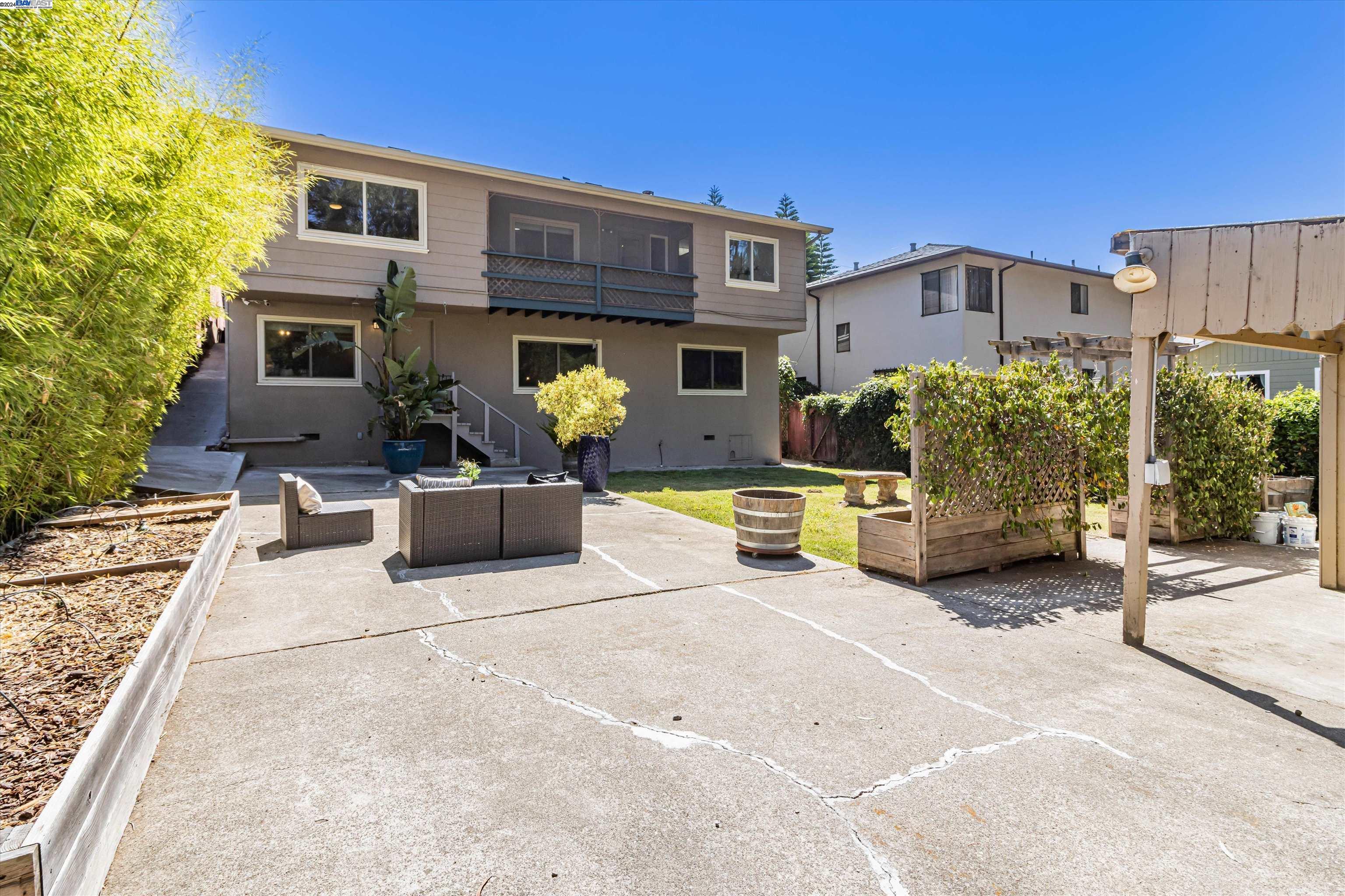 3949 Norton Ave