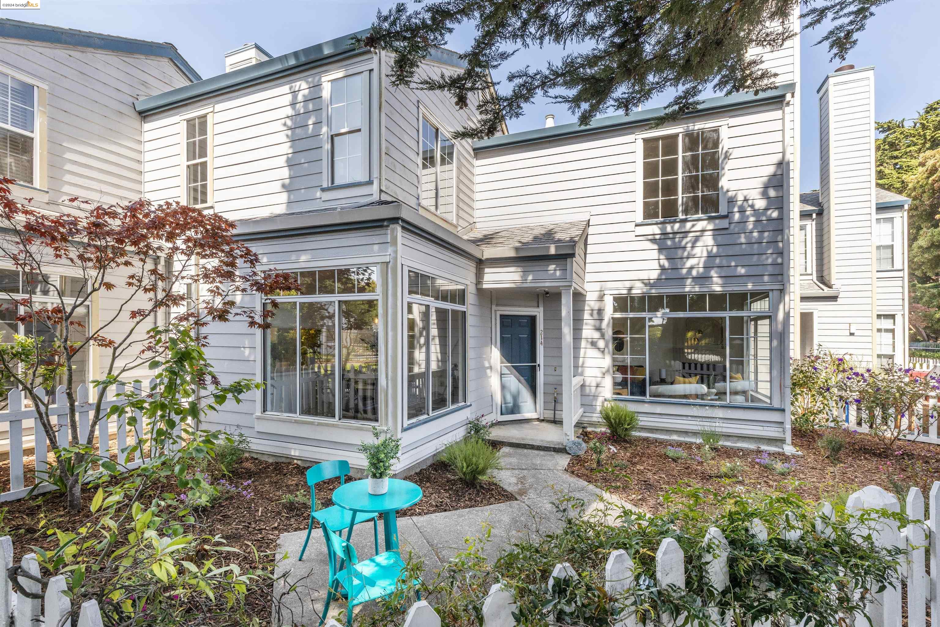 214 Commodore Dr