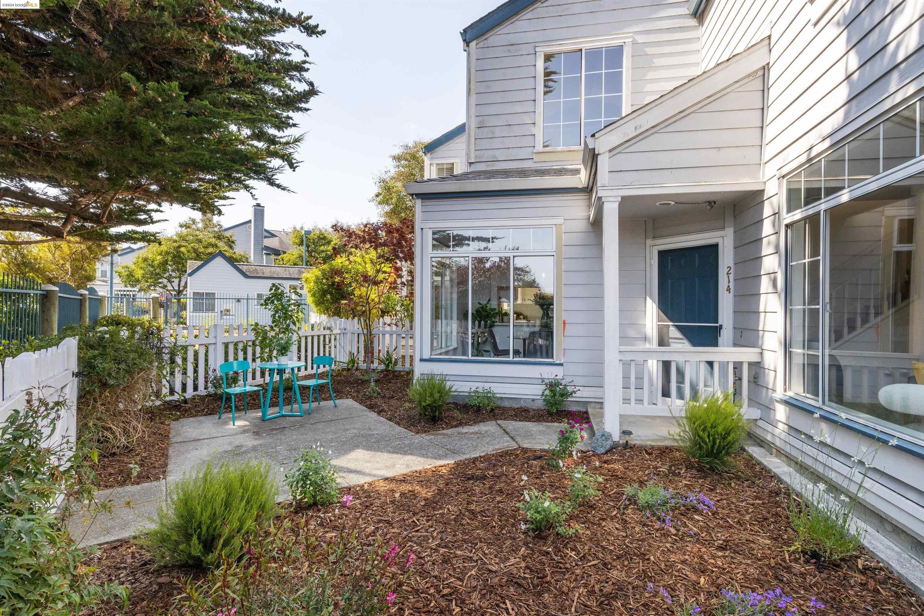 214 Commodore Dr