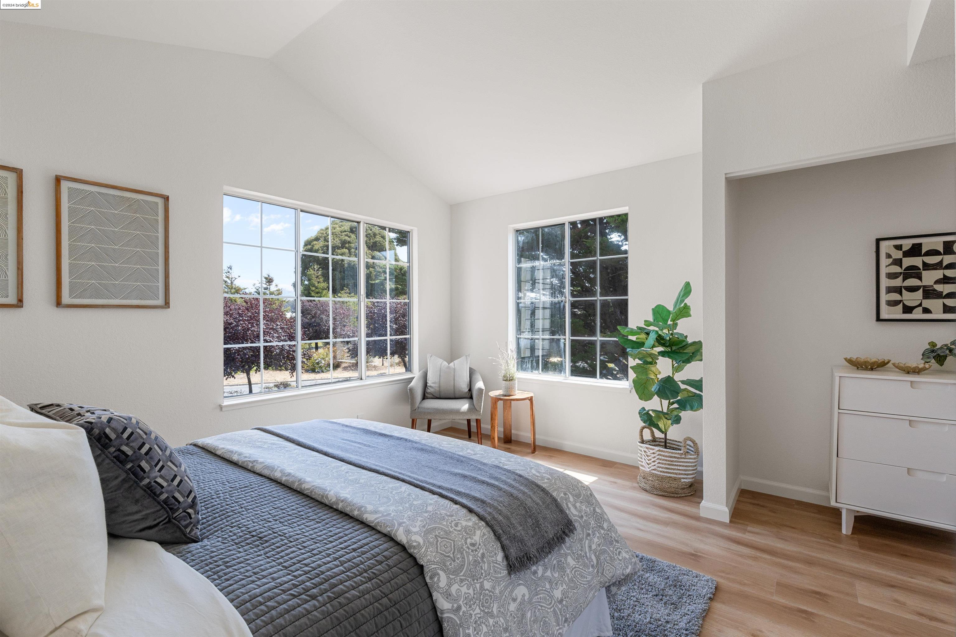 214 Commodore Dr