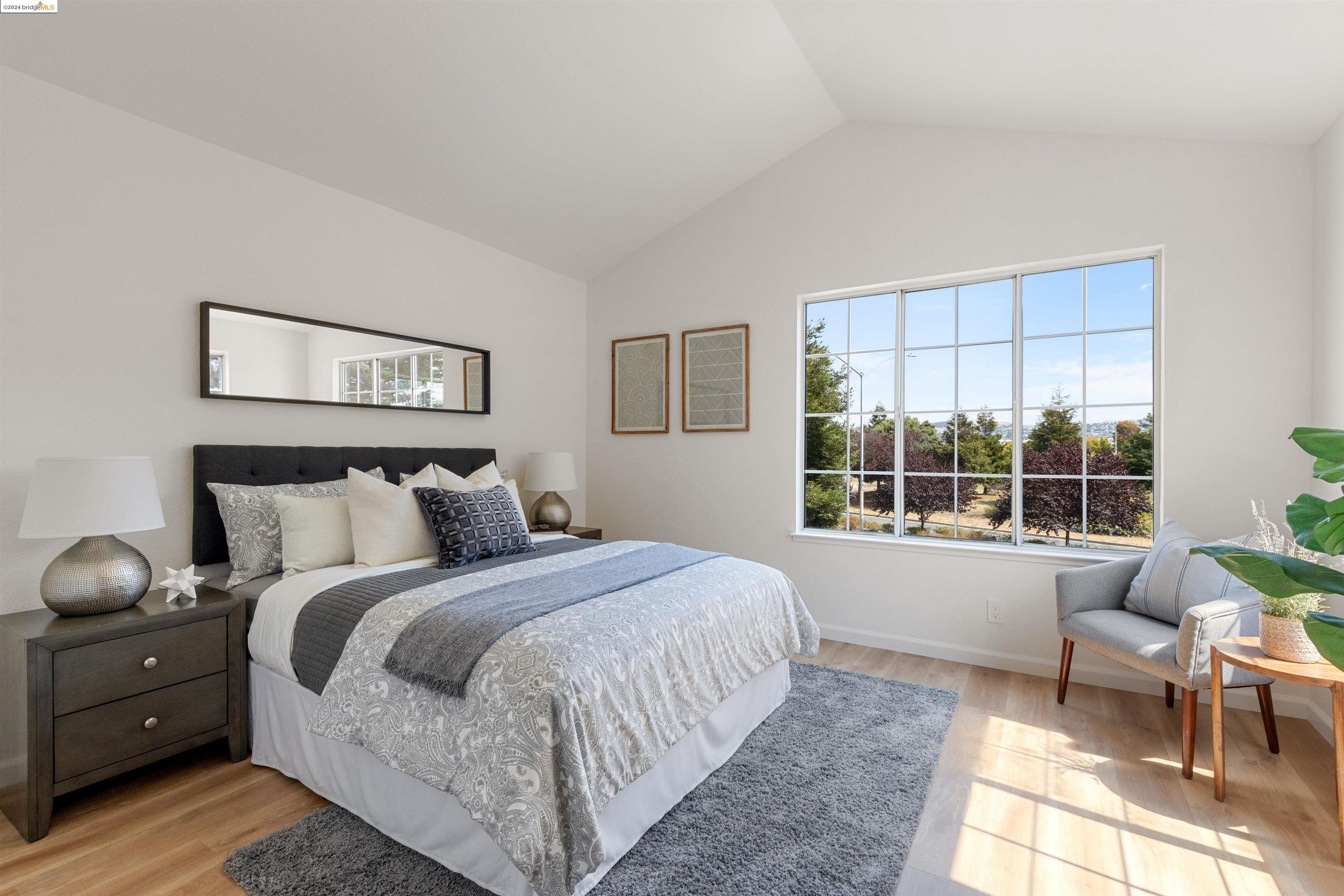 214 Commodore Dr