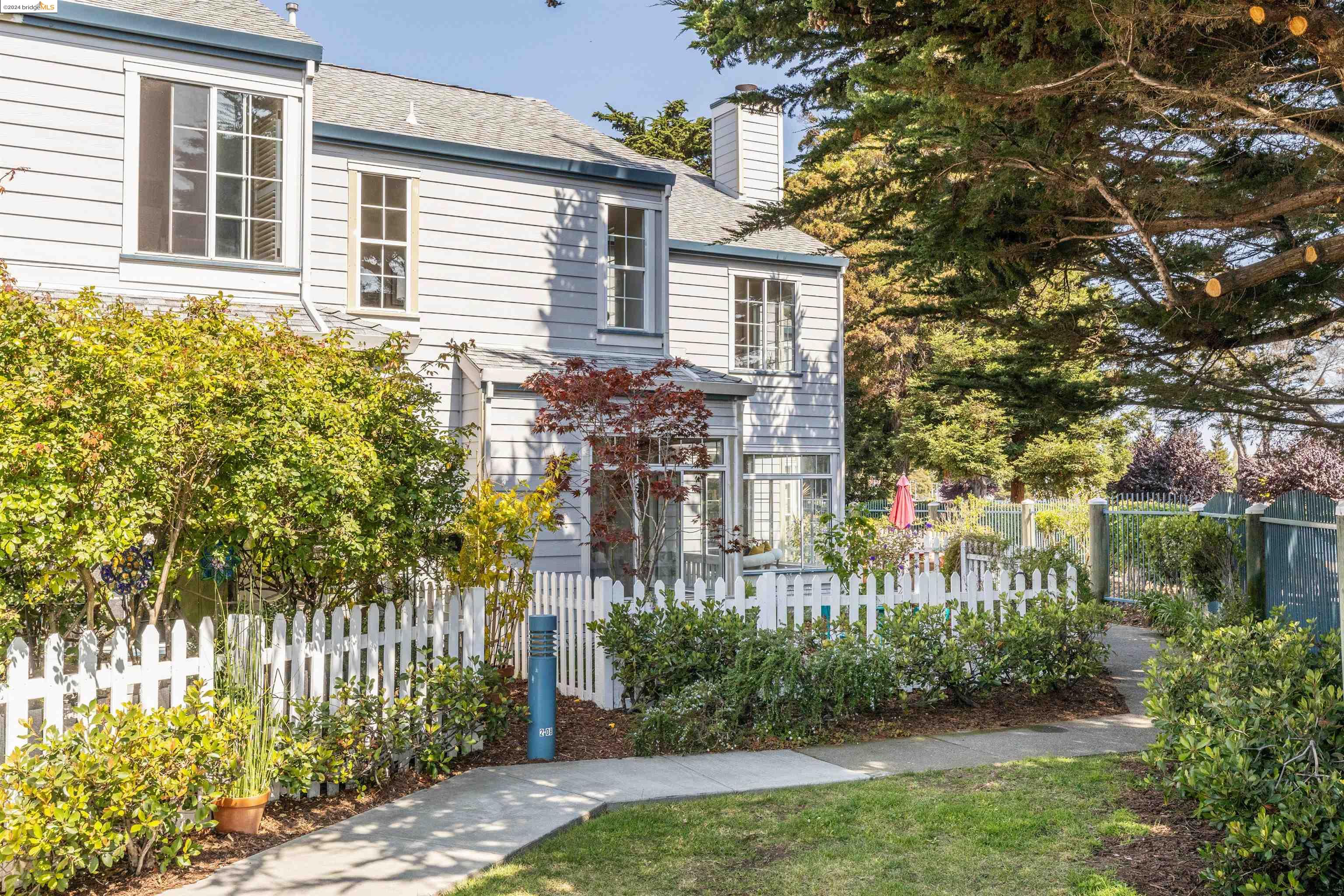 214 Commodore Dr