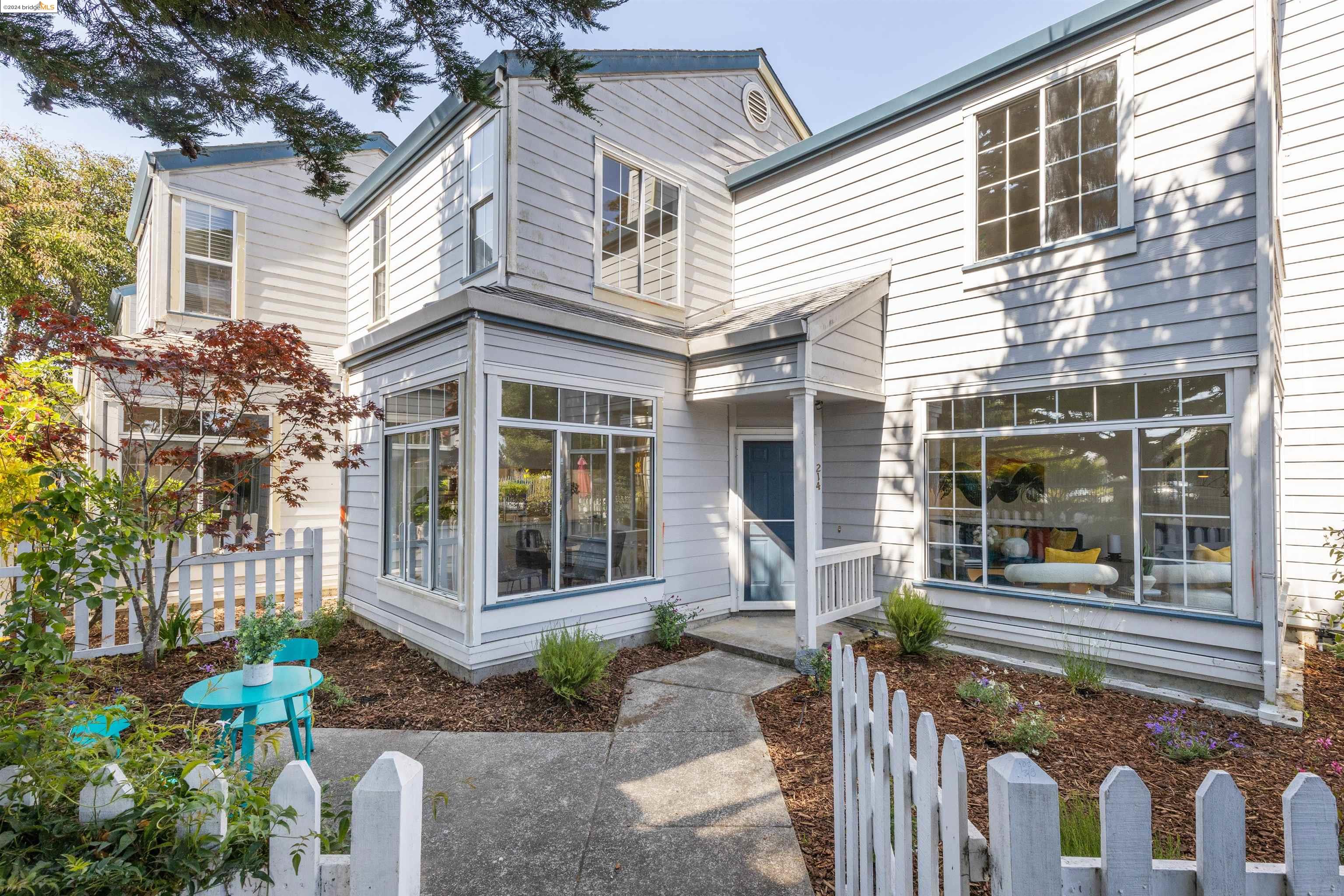 214 Commodore Dr