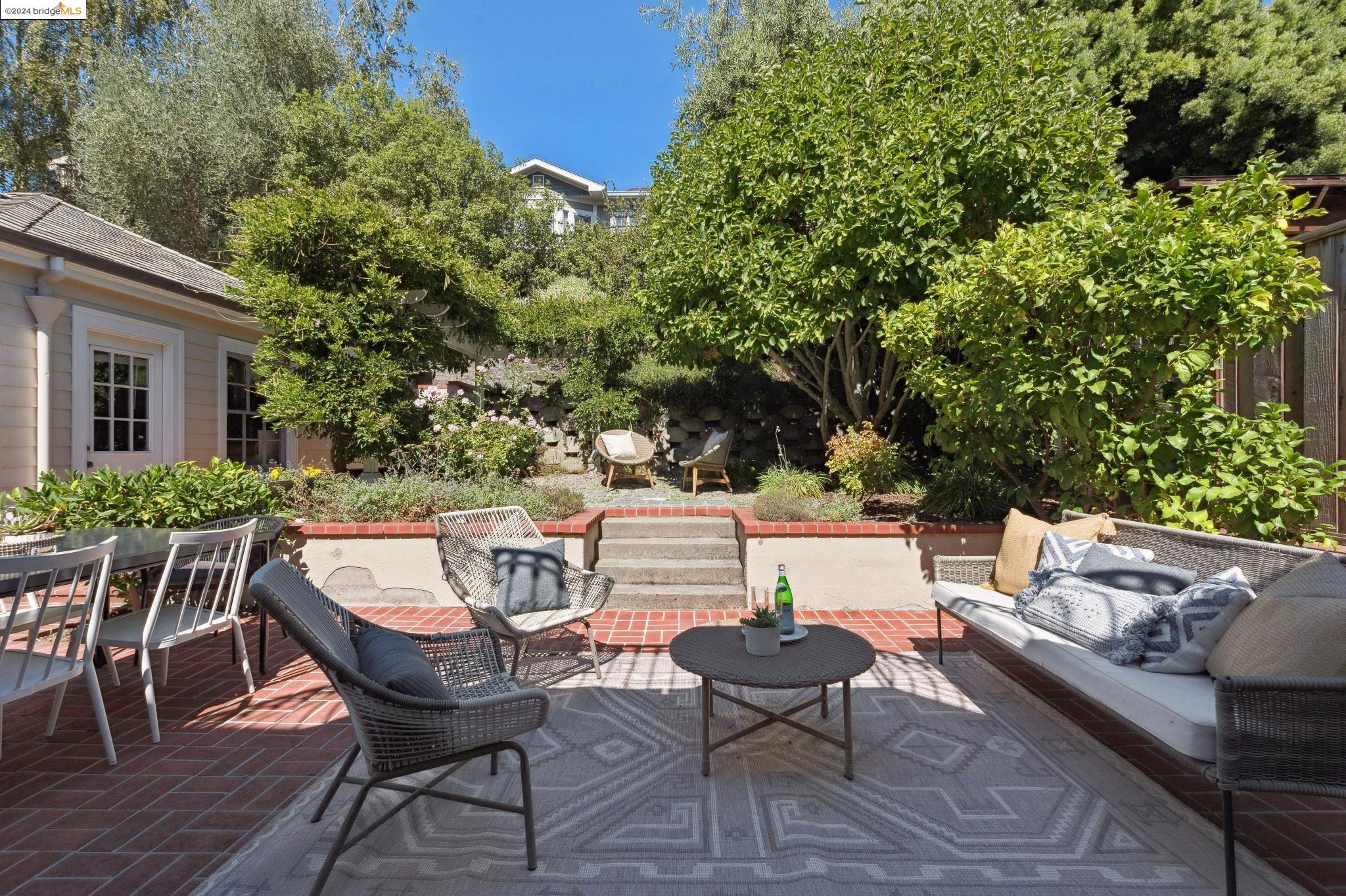 958 Leo Way