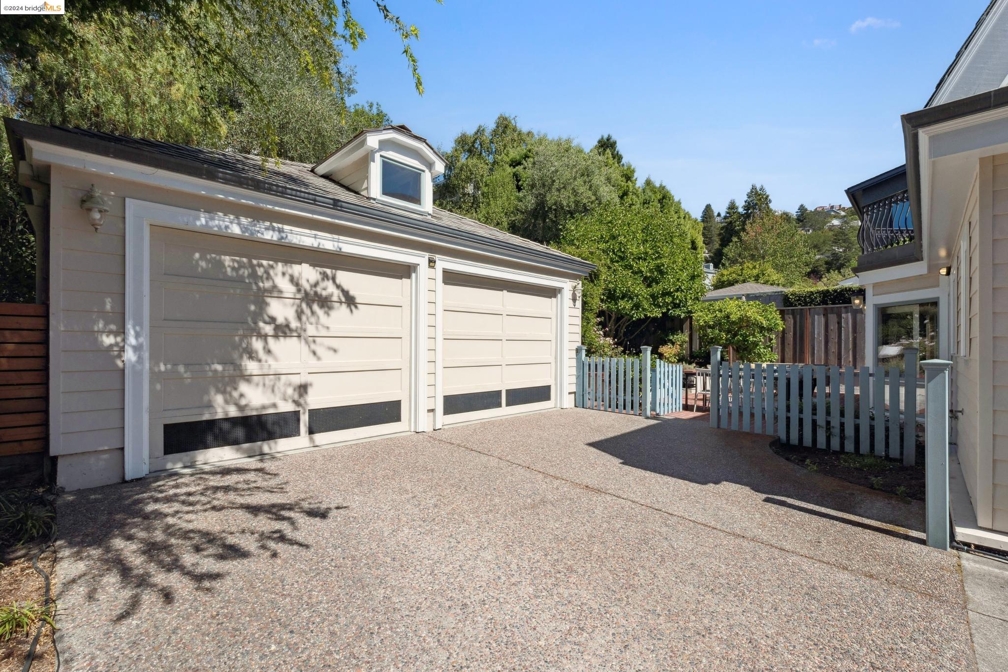 958 Leo Way