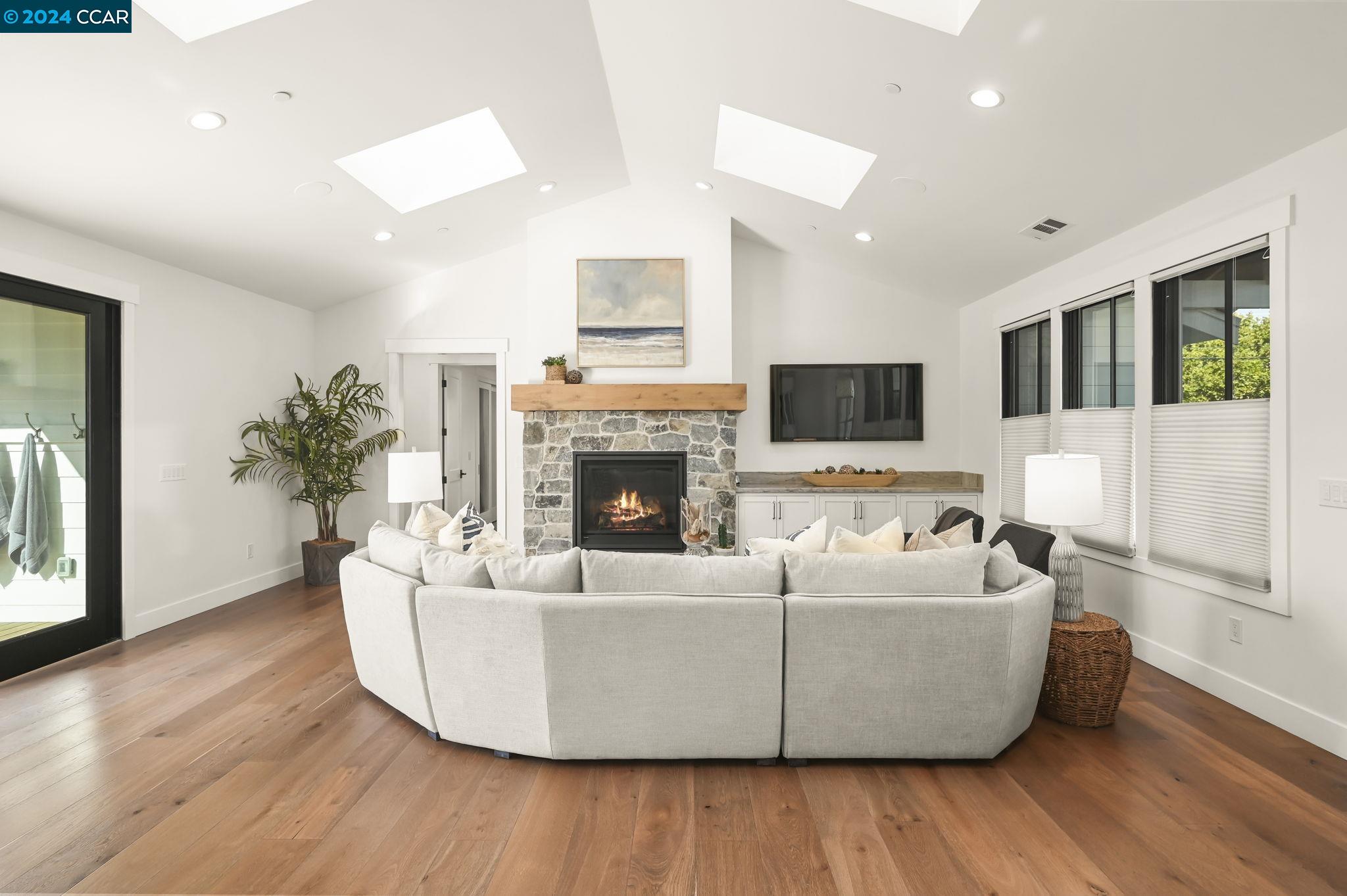 2715 Kinney Dr