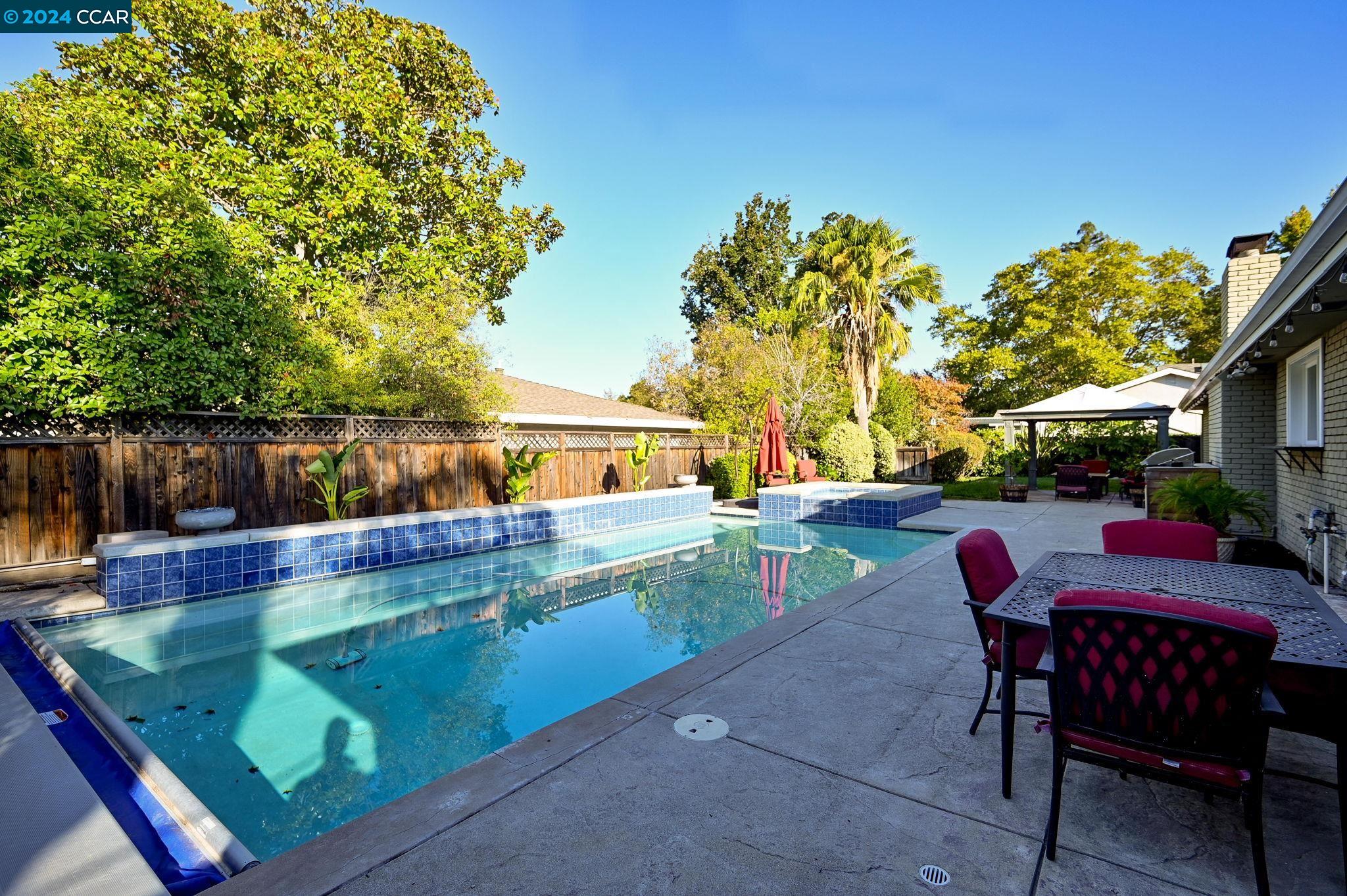 233 Las Lomas Way