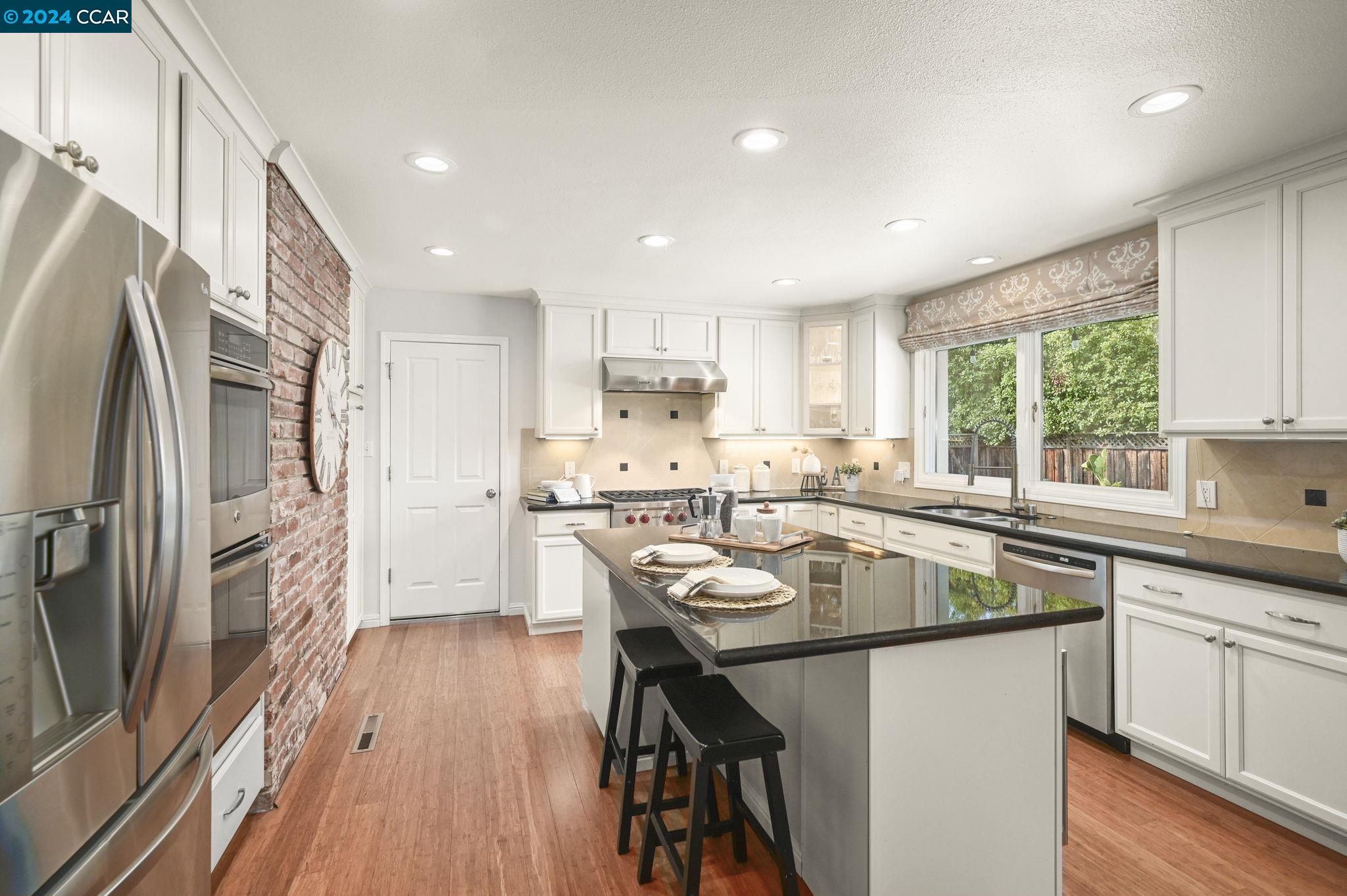 233 Las Lomas Way