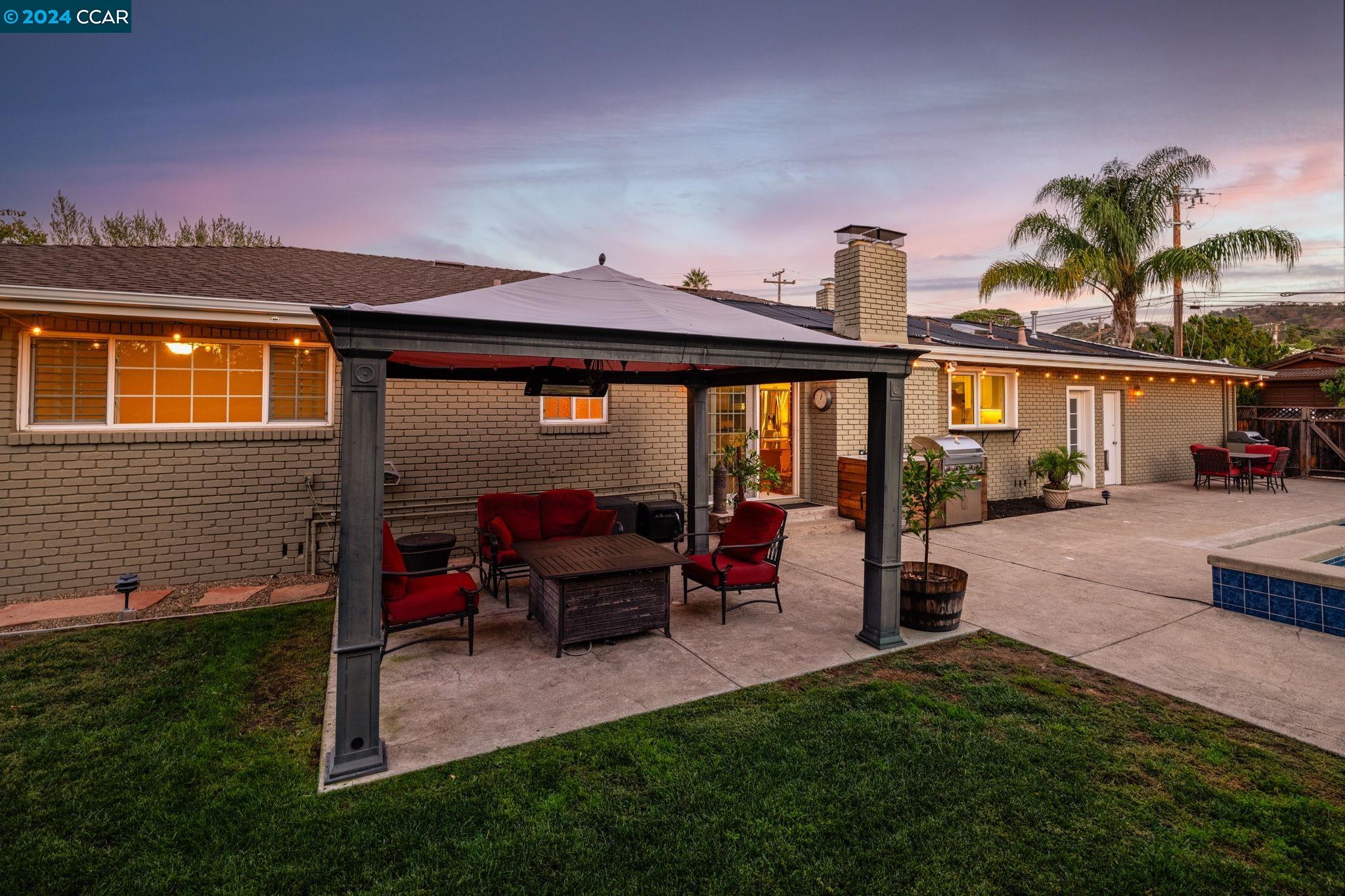 233 Las Lomas Way
