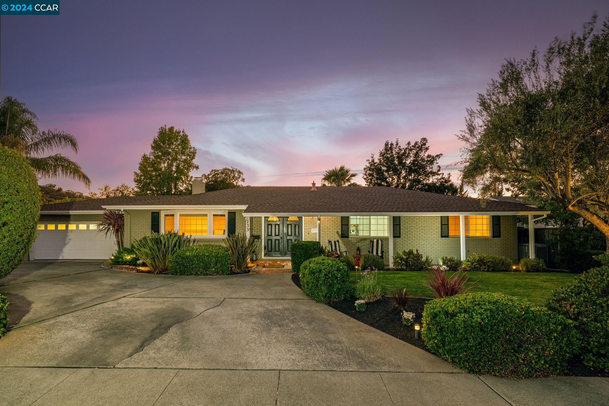 233 Las Lomas Way