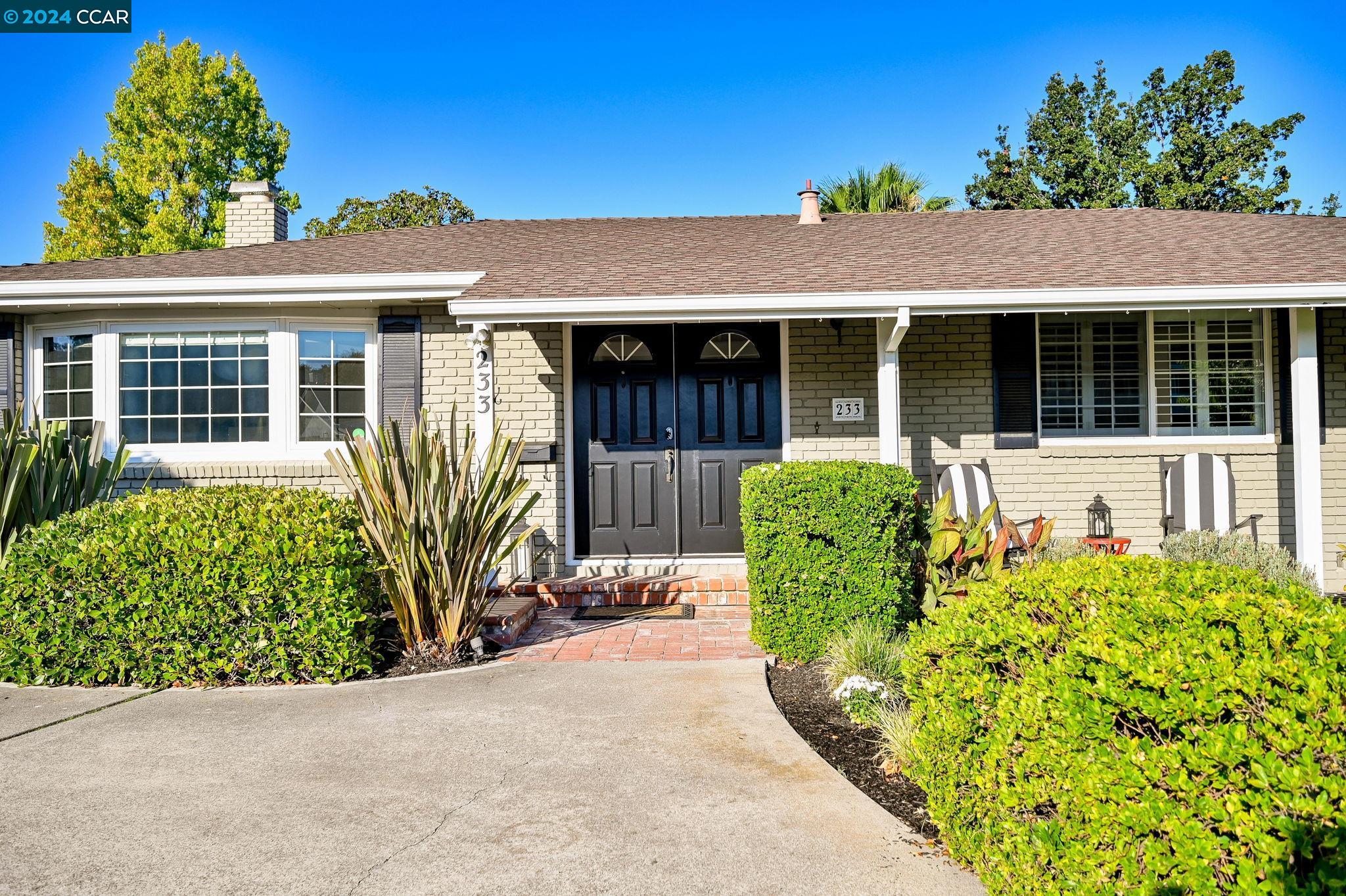 233 Las Lomas Way