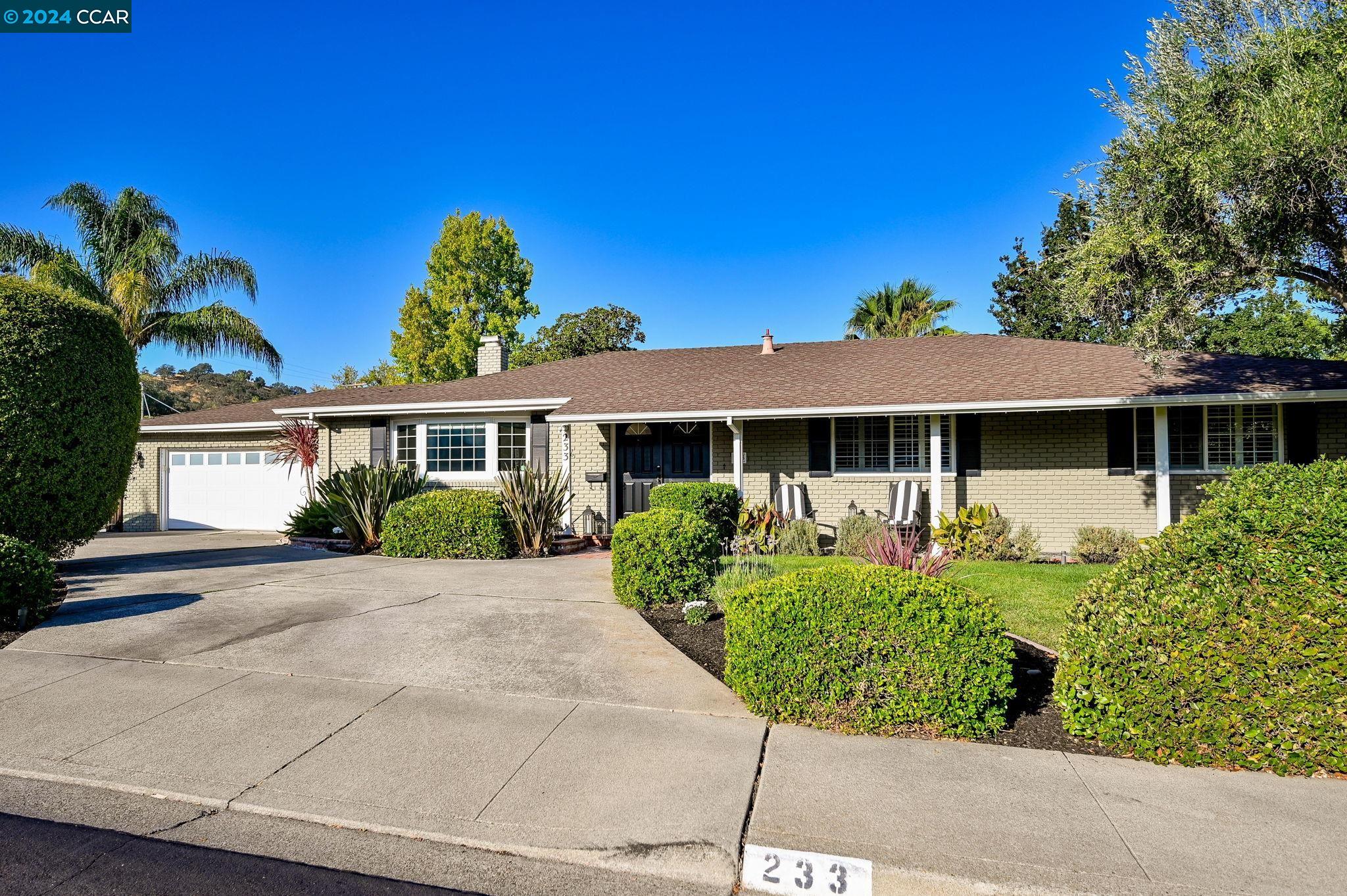 233 Las Lomas Way