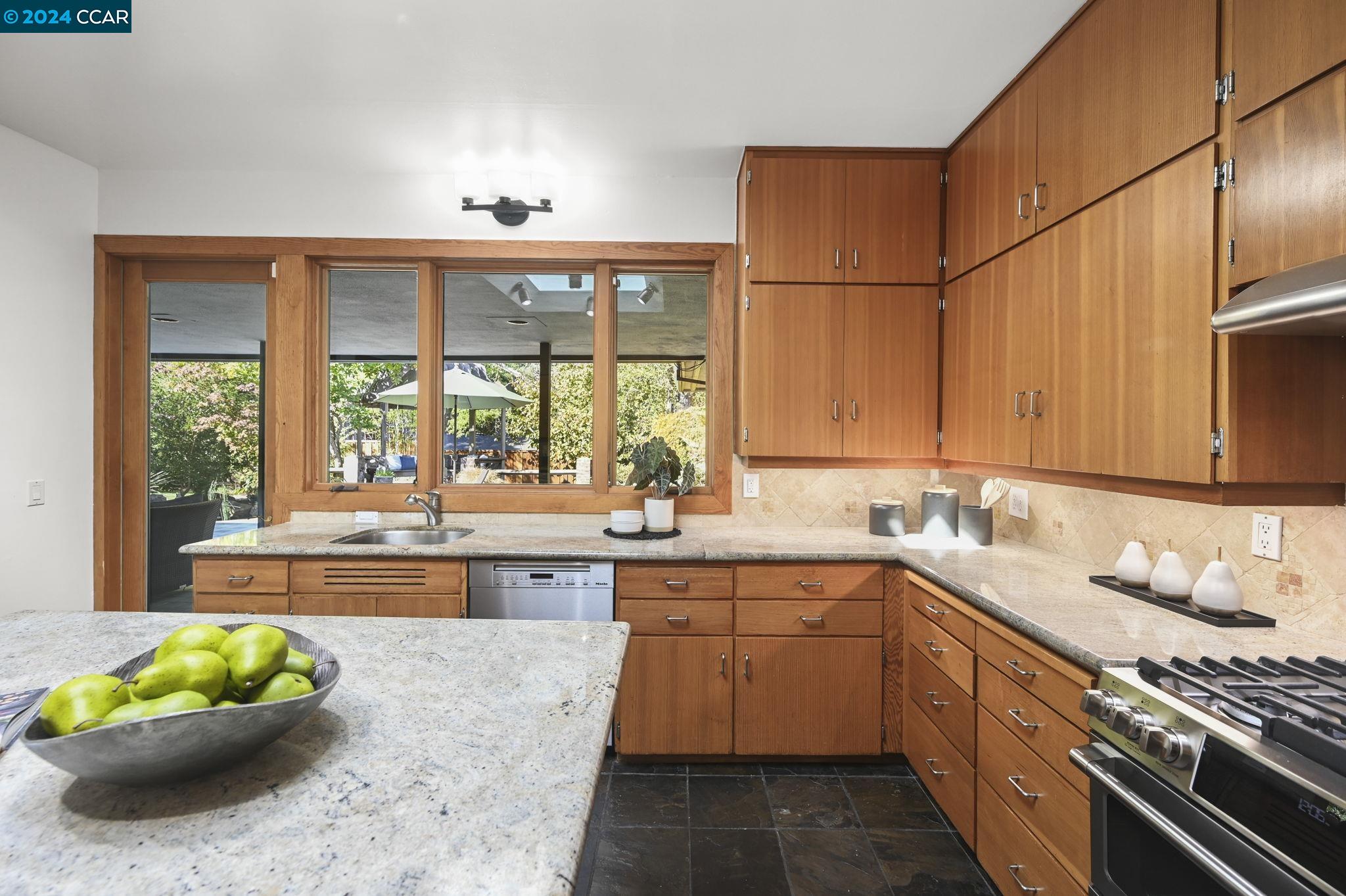 1 Moraga Ct