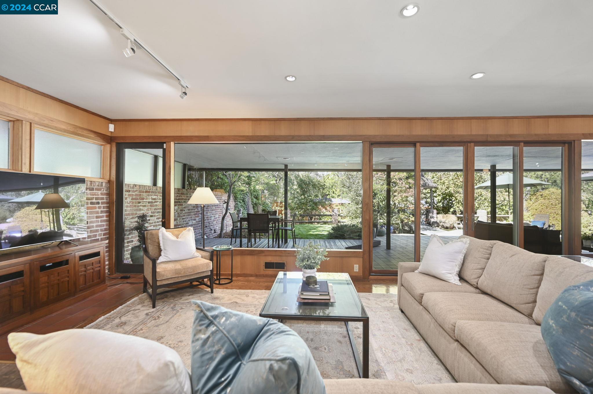 1 Moraga Ct