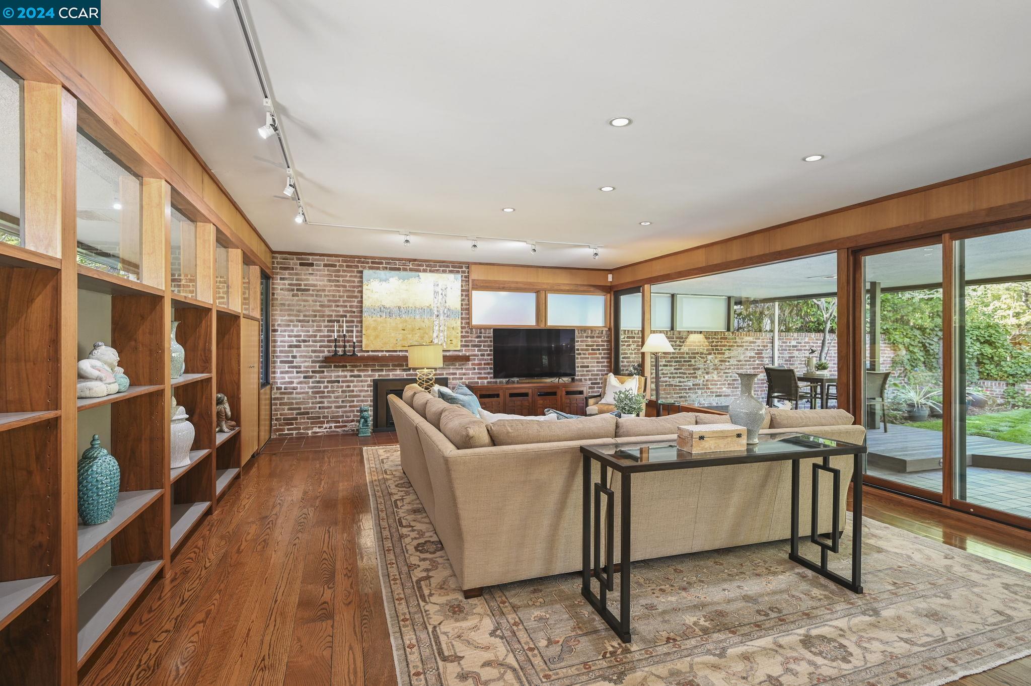 1 Moraga Ct