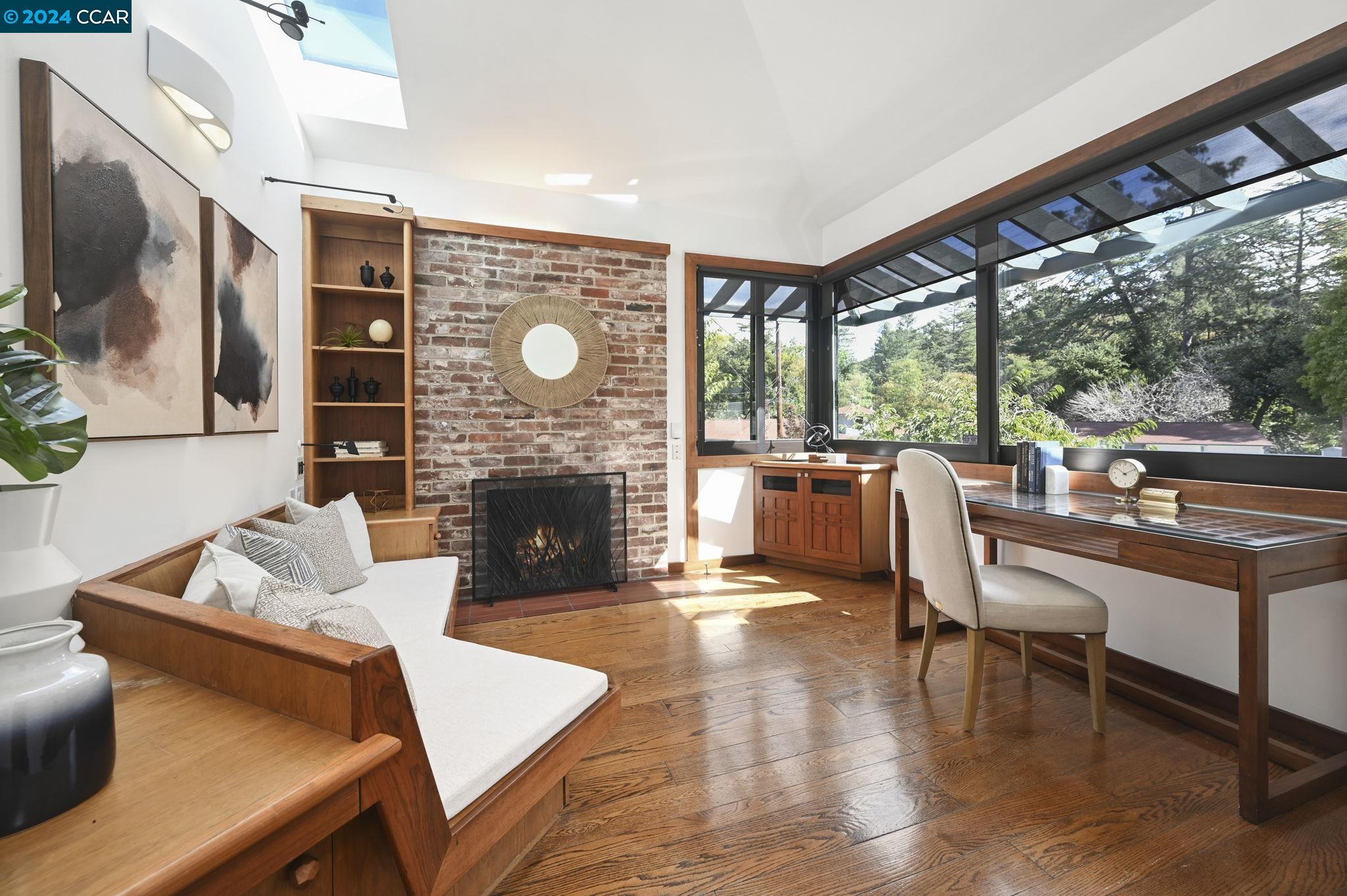 1 Moraga Ct