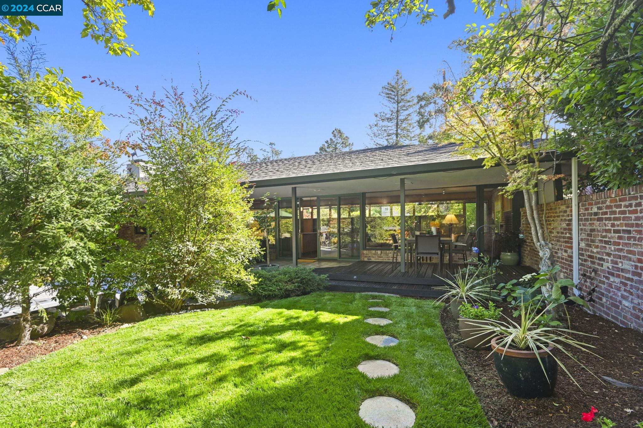 1 Moraga Ct