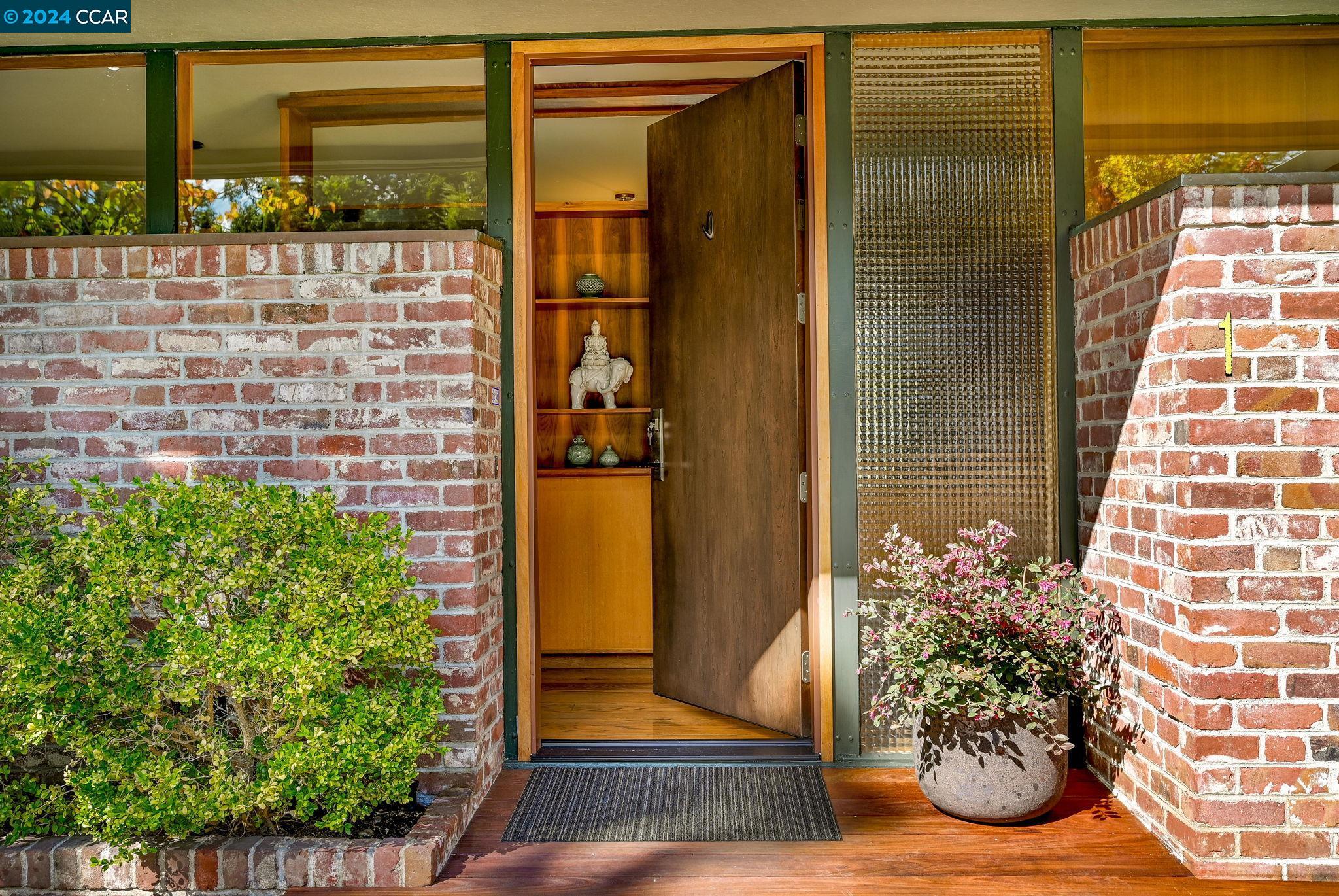 1 Moraga Ct