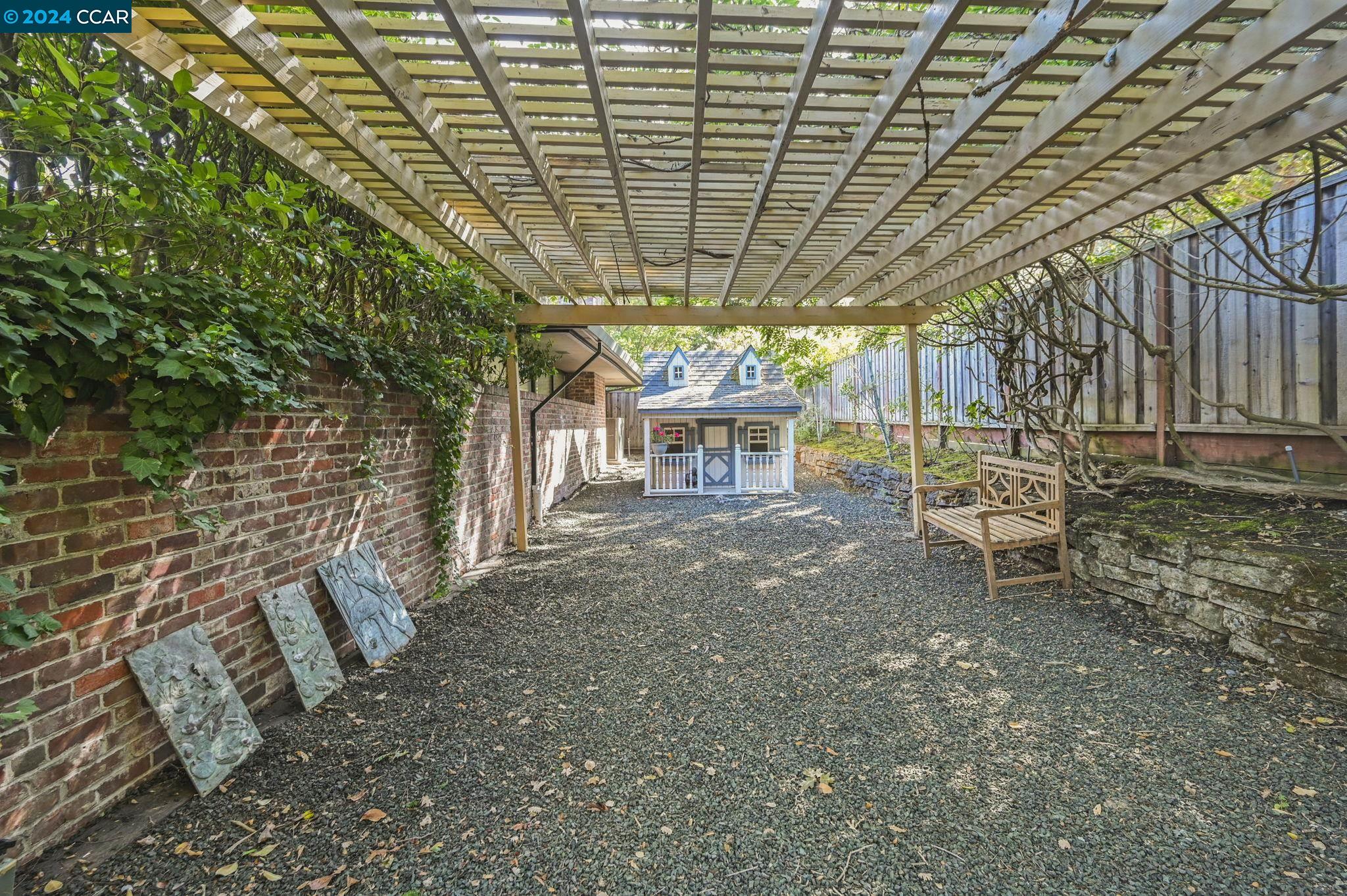 1 Moraga Ct
