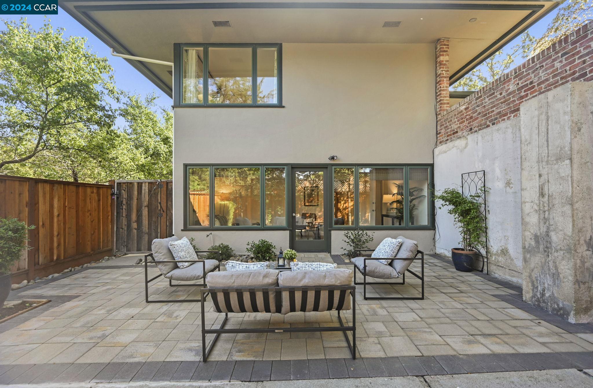 1 Moraga Ct