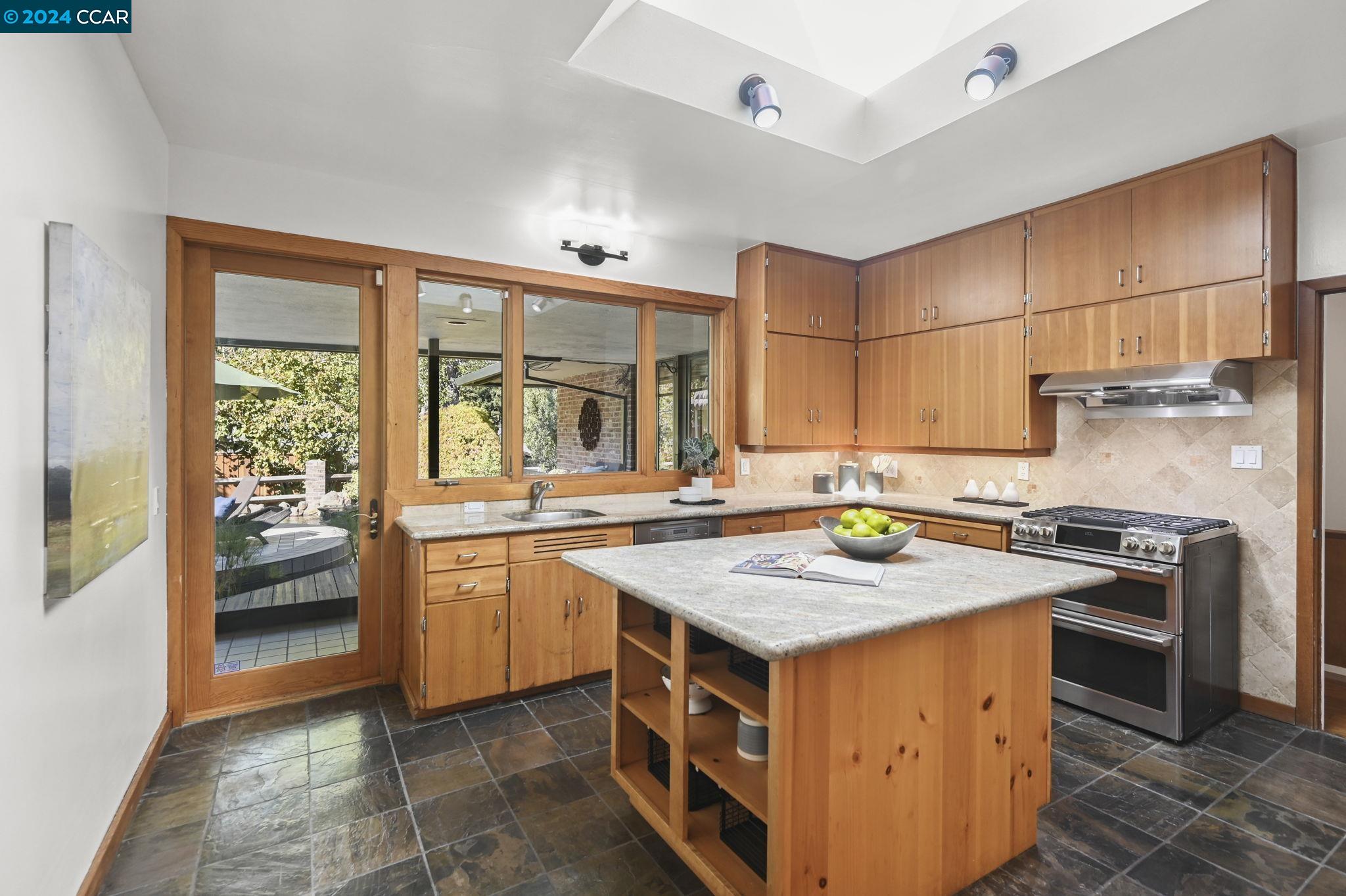 1 Moraga Ct