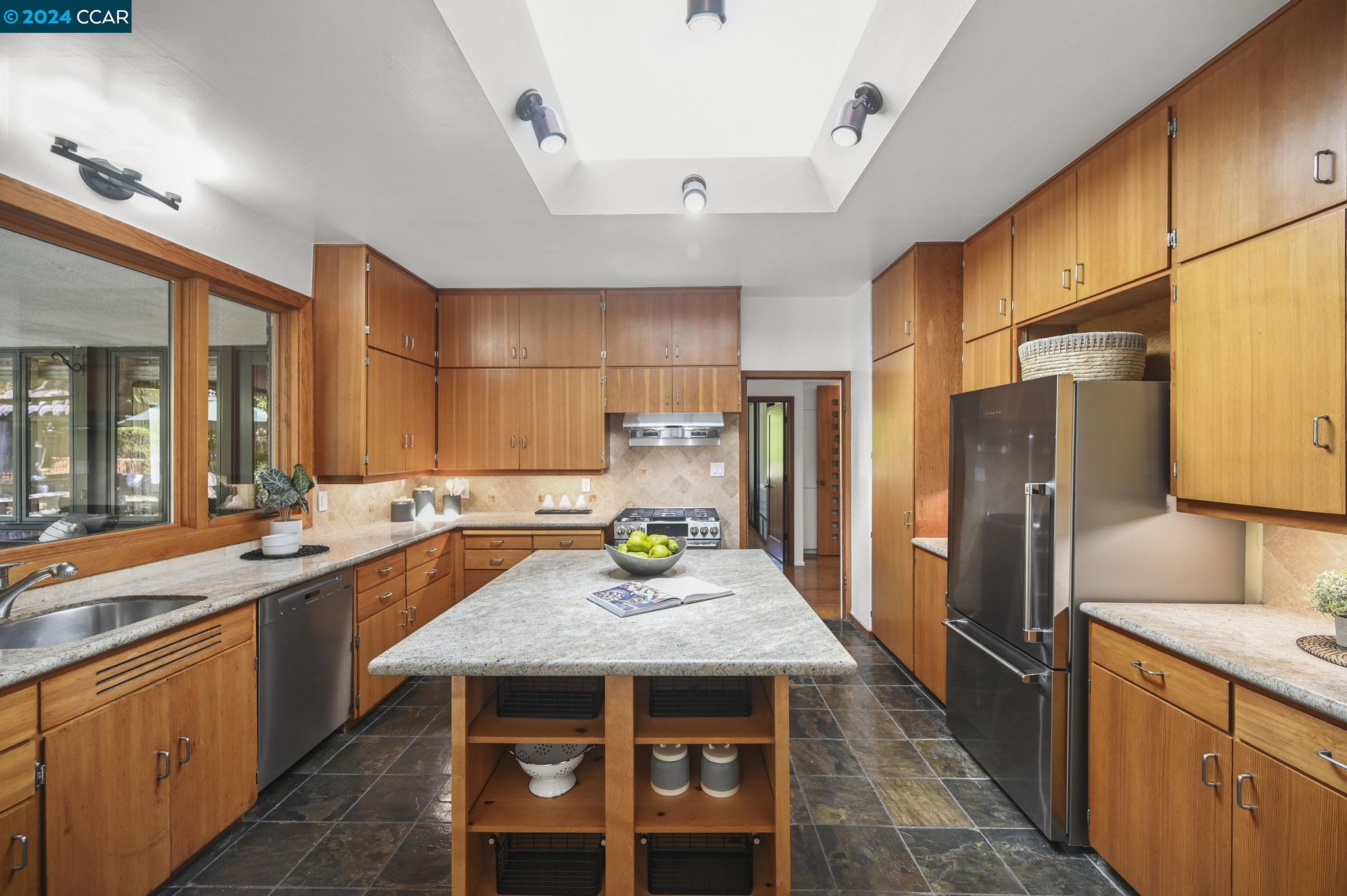 1 Moraga Ct