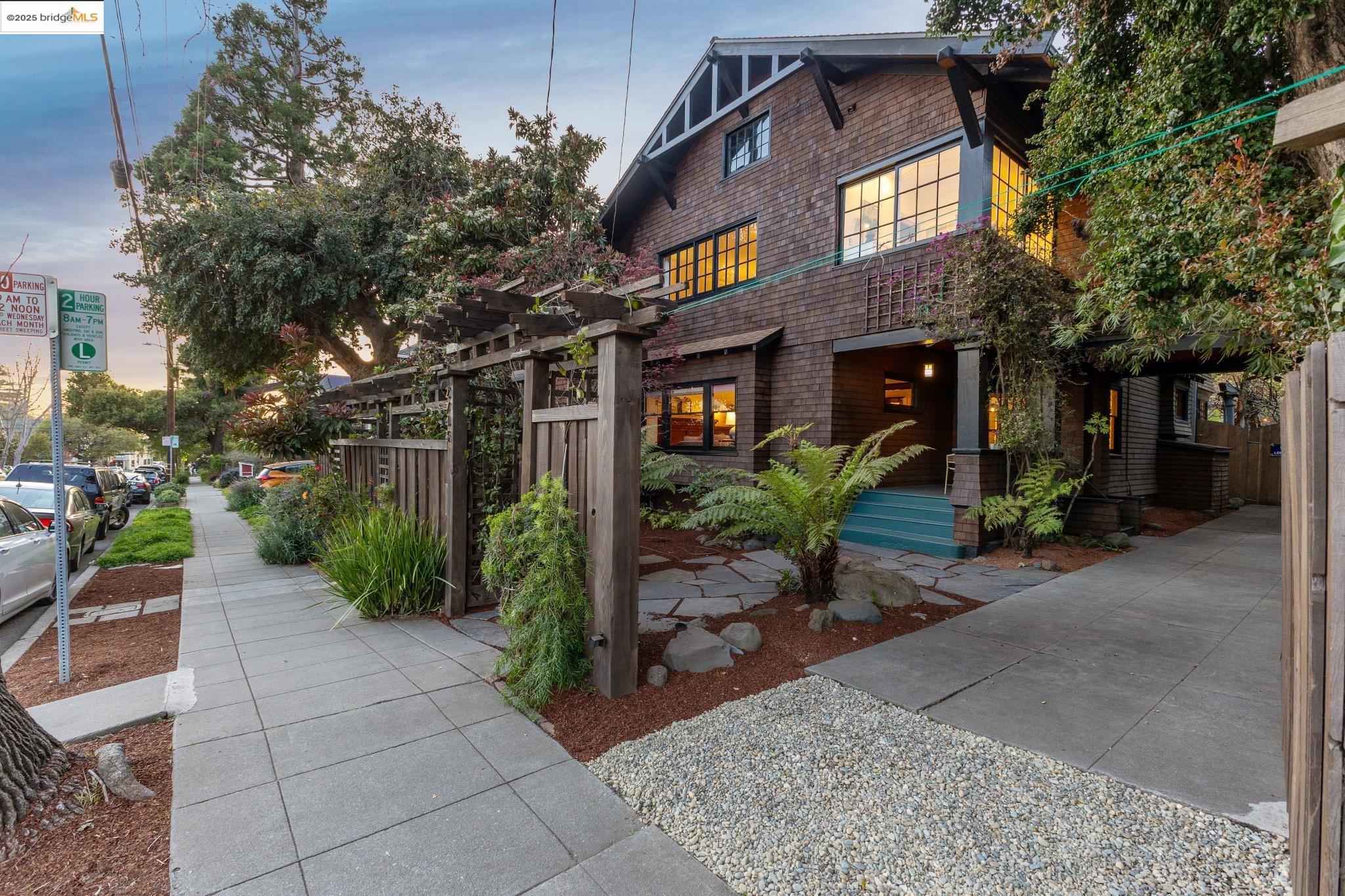 2743 Alcatraz Ave
