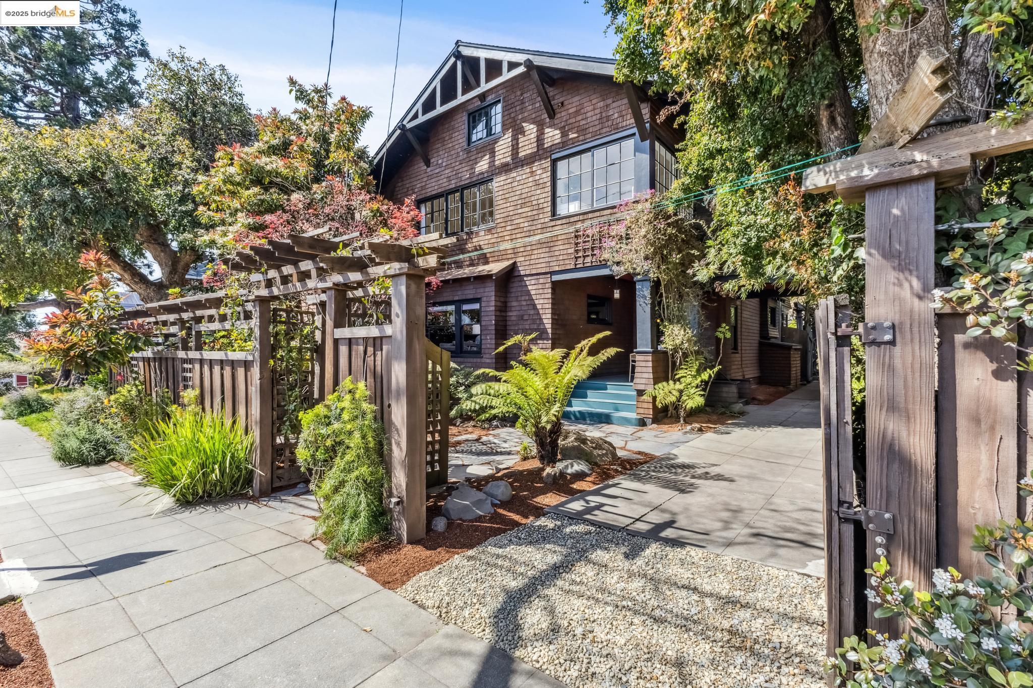 2743 Alcatraz Ave