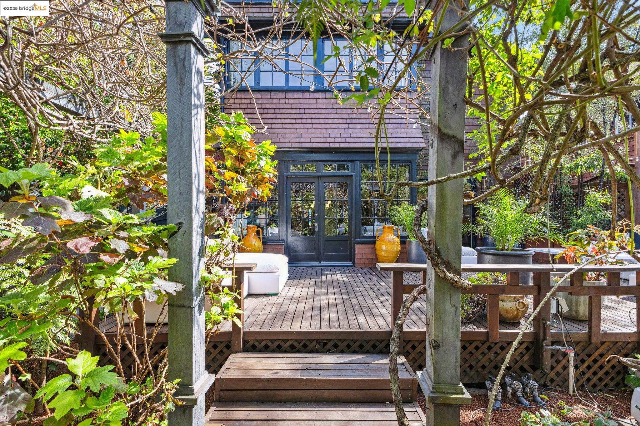 2743 Alcatraz Ave