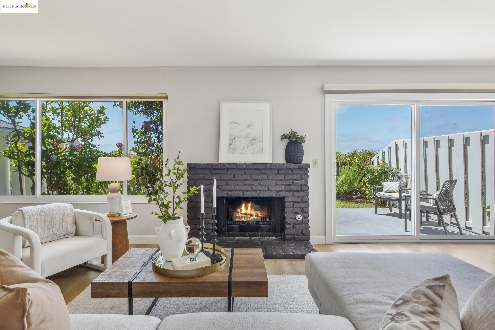 93 Thousand Oaks St