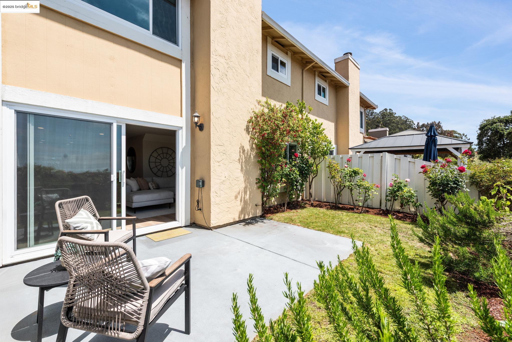 93 Thousand Oaks St