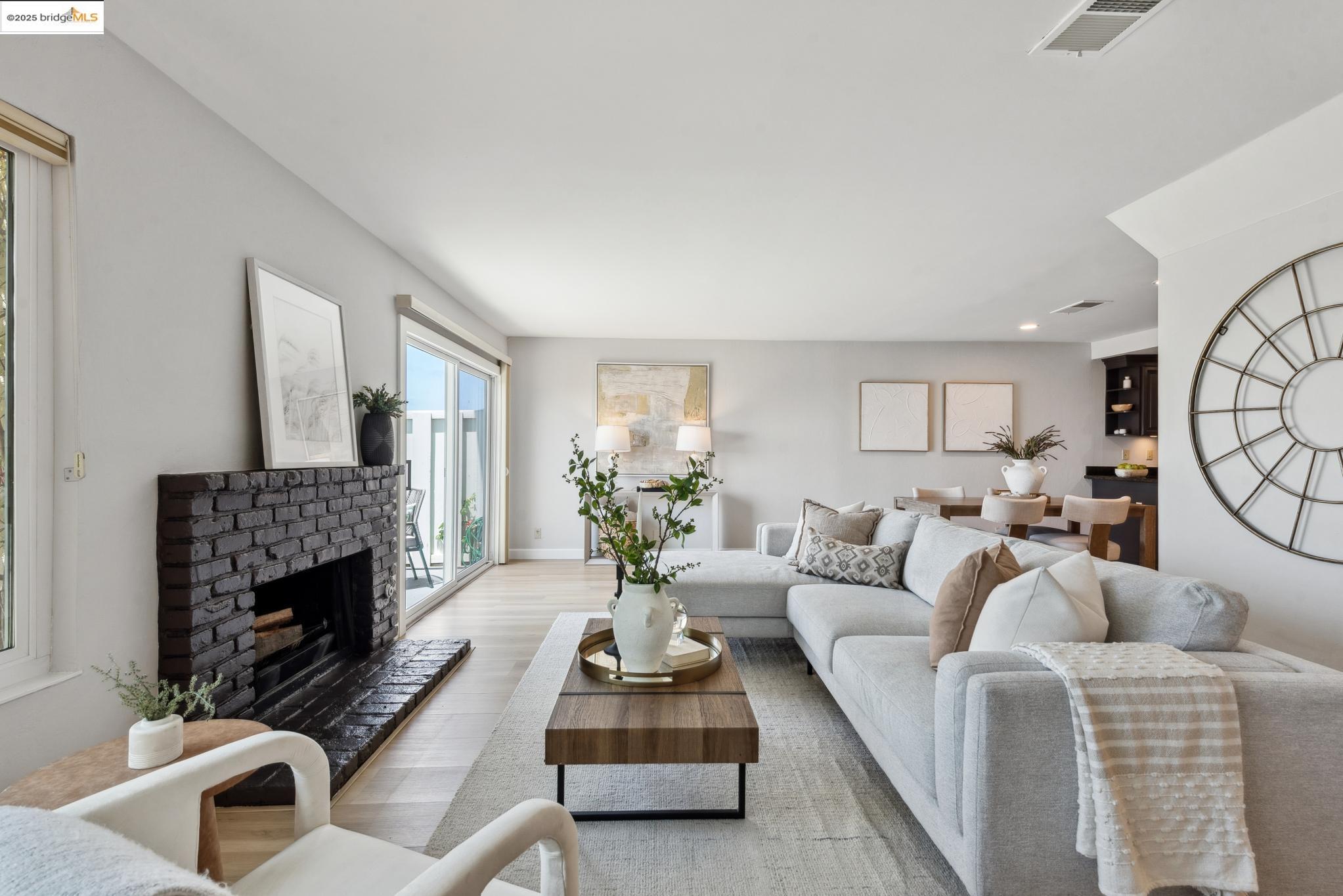 93 Thousand Oaks St