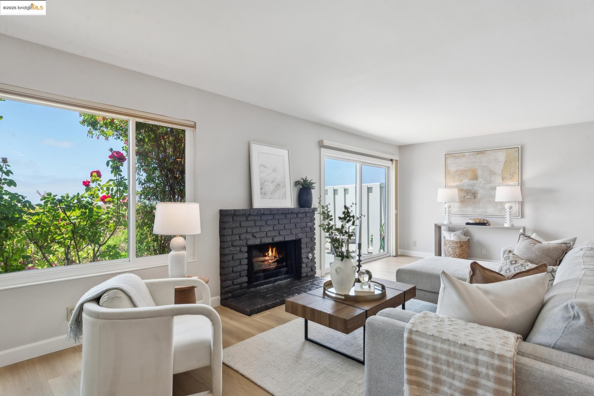 93 Thousand Oaks St